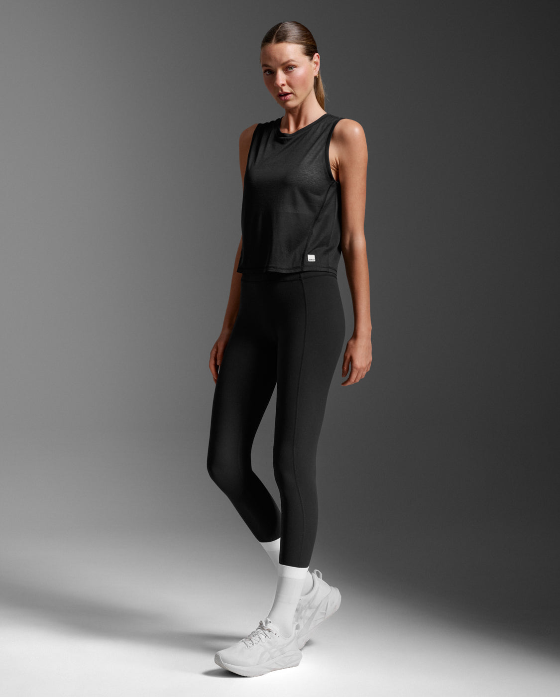 2xu-relight-crop-tank-canotta-crop-training-donna-nera image 2