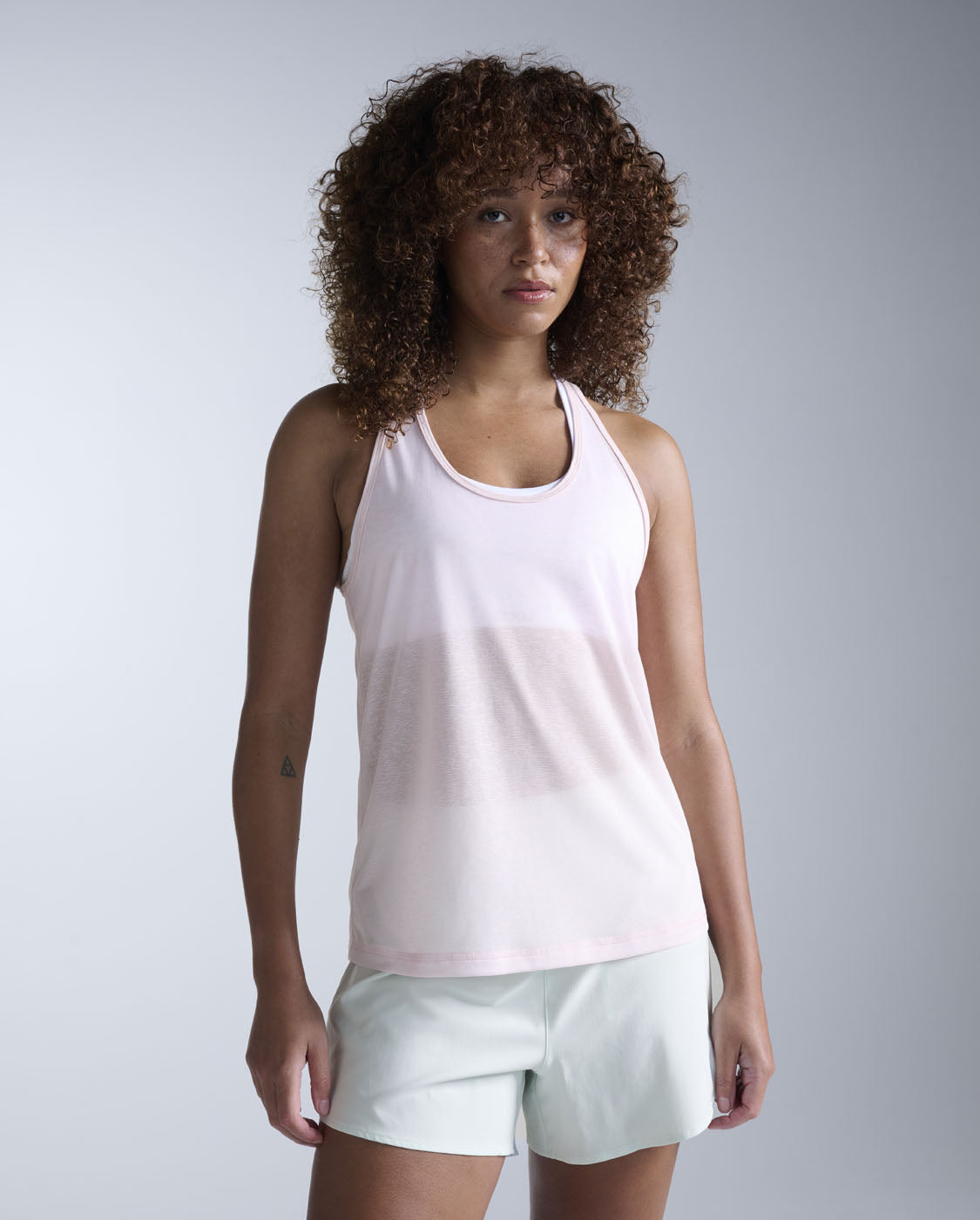 2xu-relight-racerback-singlet-donna-canotta-training-rosa image 1