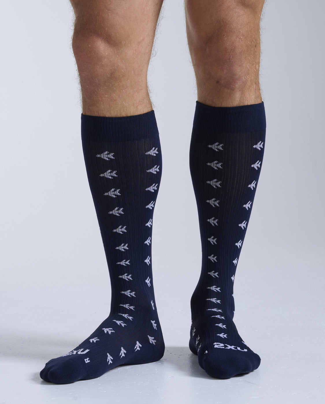 2xu-flight-bamboo-charcoal-compression-socks-calze-viaggio-blu image 3
