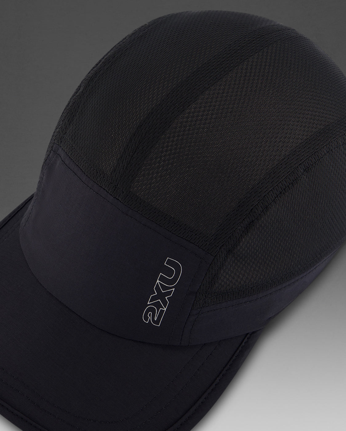 2xu-light-speed-cap-da-running-uomo-nero image 5