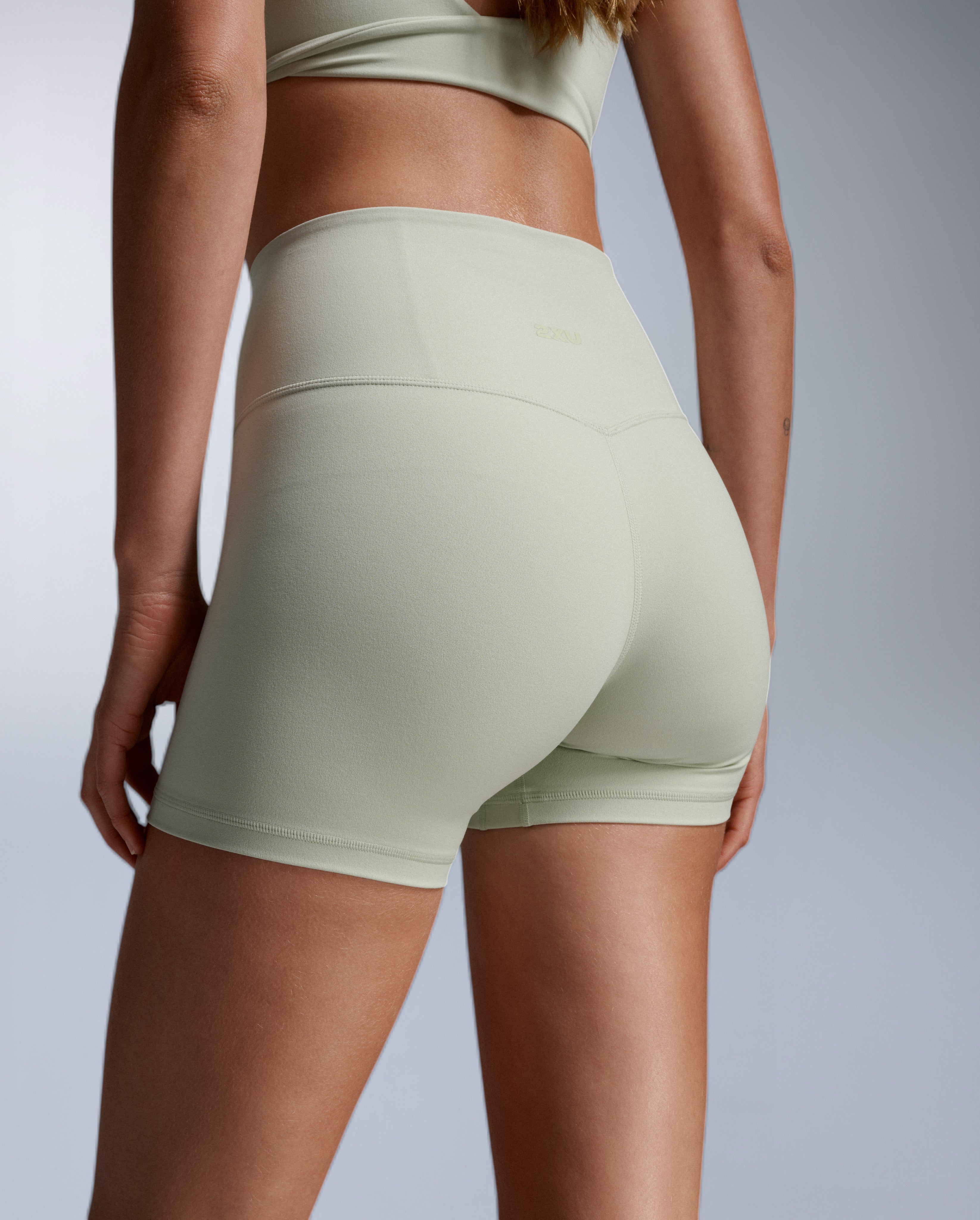 2xu-fluid-hi-rise-5-inch-shorts-donna-verde-salvia image 7