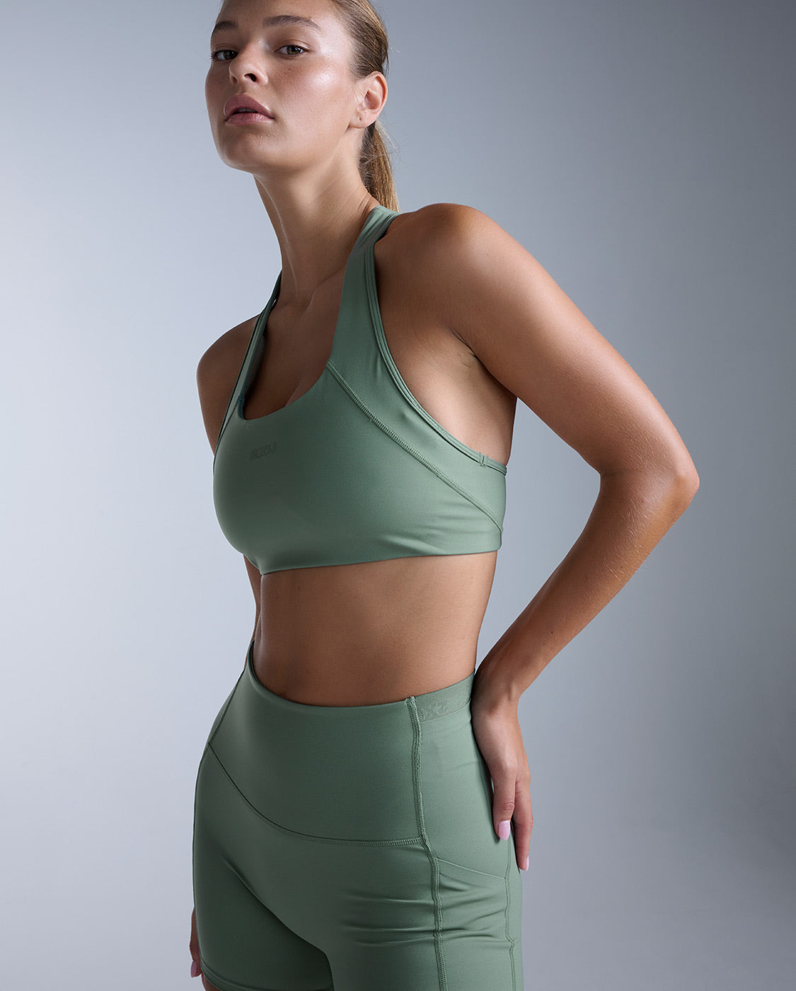2xu-form-racerback-medium-impact-bra-sportivo image 2
