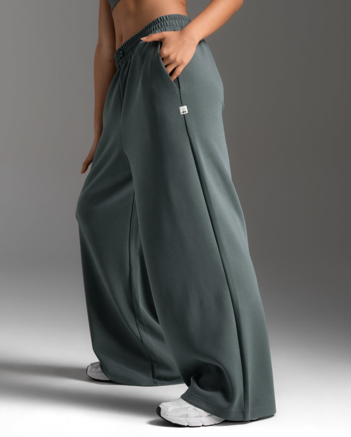 2xu-wonderluxe-sand-washed-wide-leg-pants-pantaloni-donna image 4