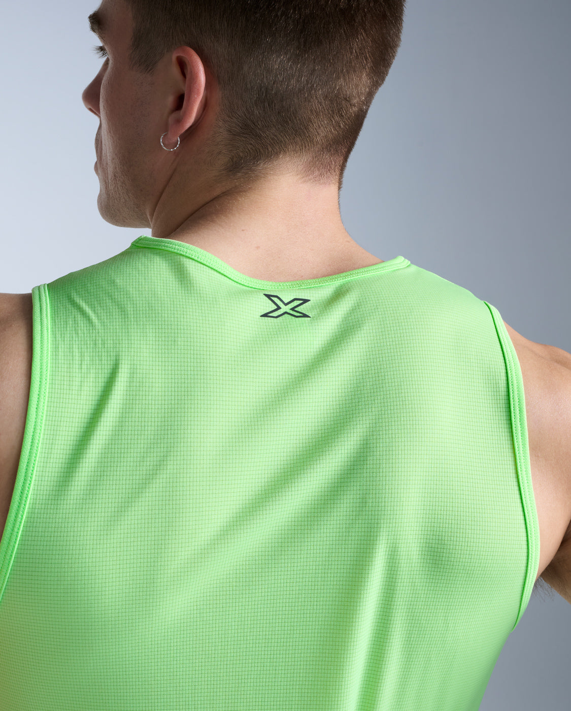 2xu-aero-tank-canotta-running-uomo-slim-verde-chiaro image 5