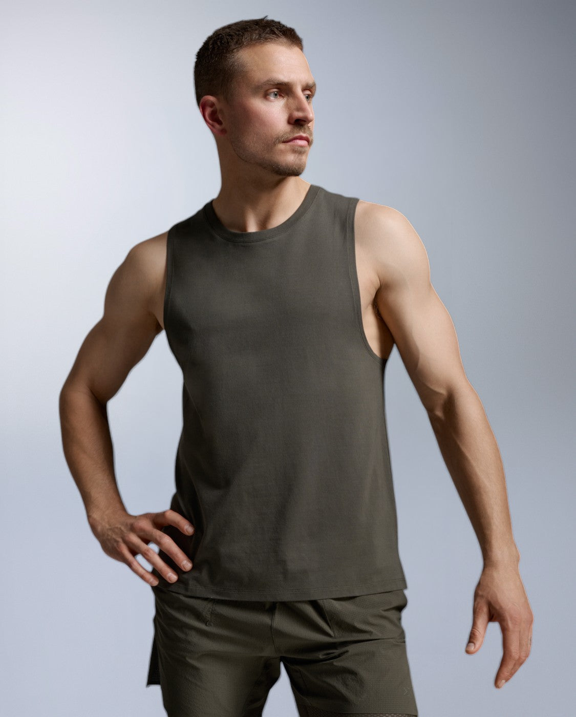 2xu-motion-cotton-flex-tank-canotta-training-uomo-verde image 1