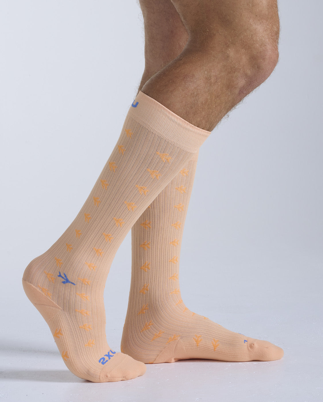2xu-flight-bamboo-charcoal-compression-socks-calzini-volo-compressivi image 2