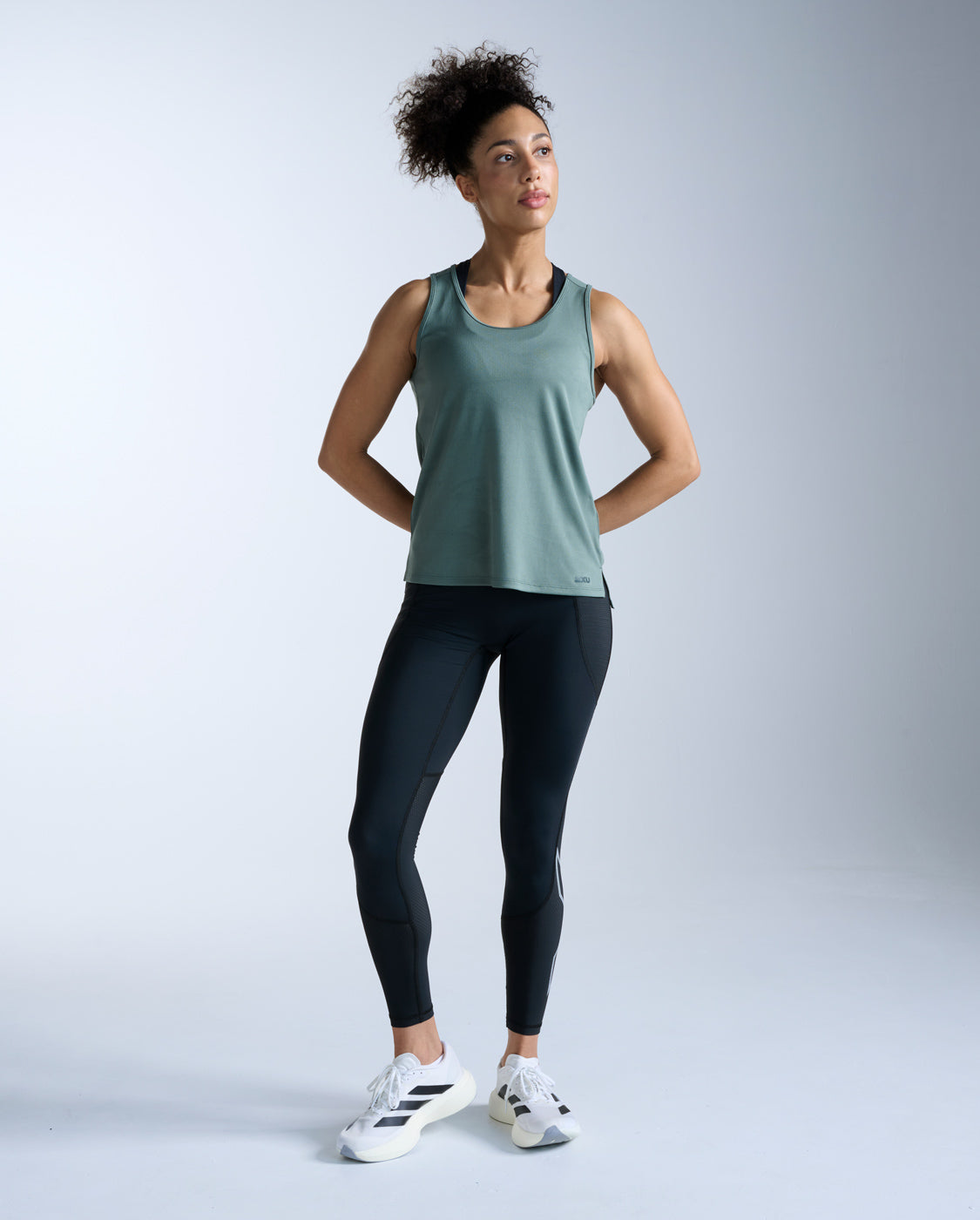 2xu-aero-singlet-canotta-running-donna-slim-2 image 5