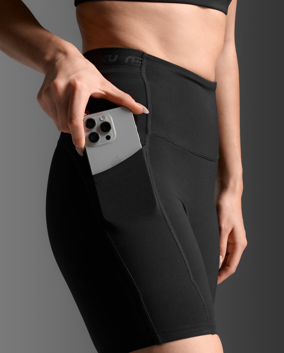 2xu-form-stash-hi-rise-6-shorts-a-compressione-con-tasche-nero image 7