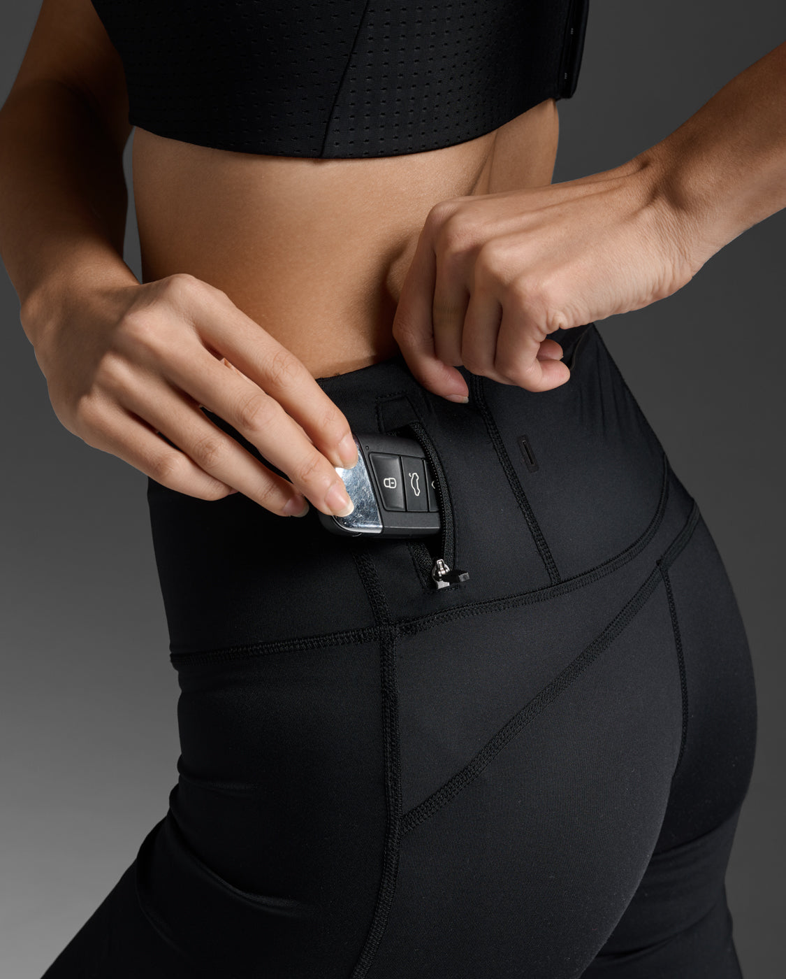 2xu-light-speed-mid-rise-compression-shorts-da-running image 7