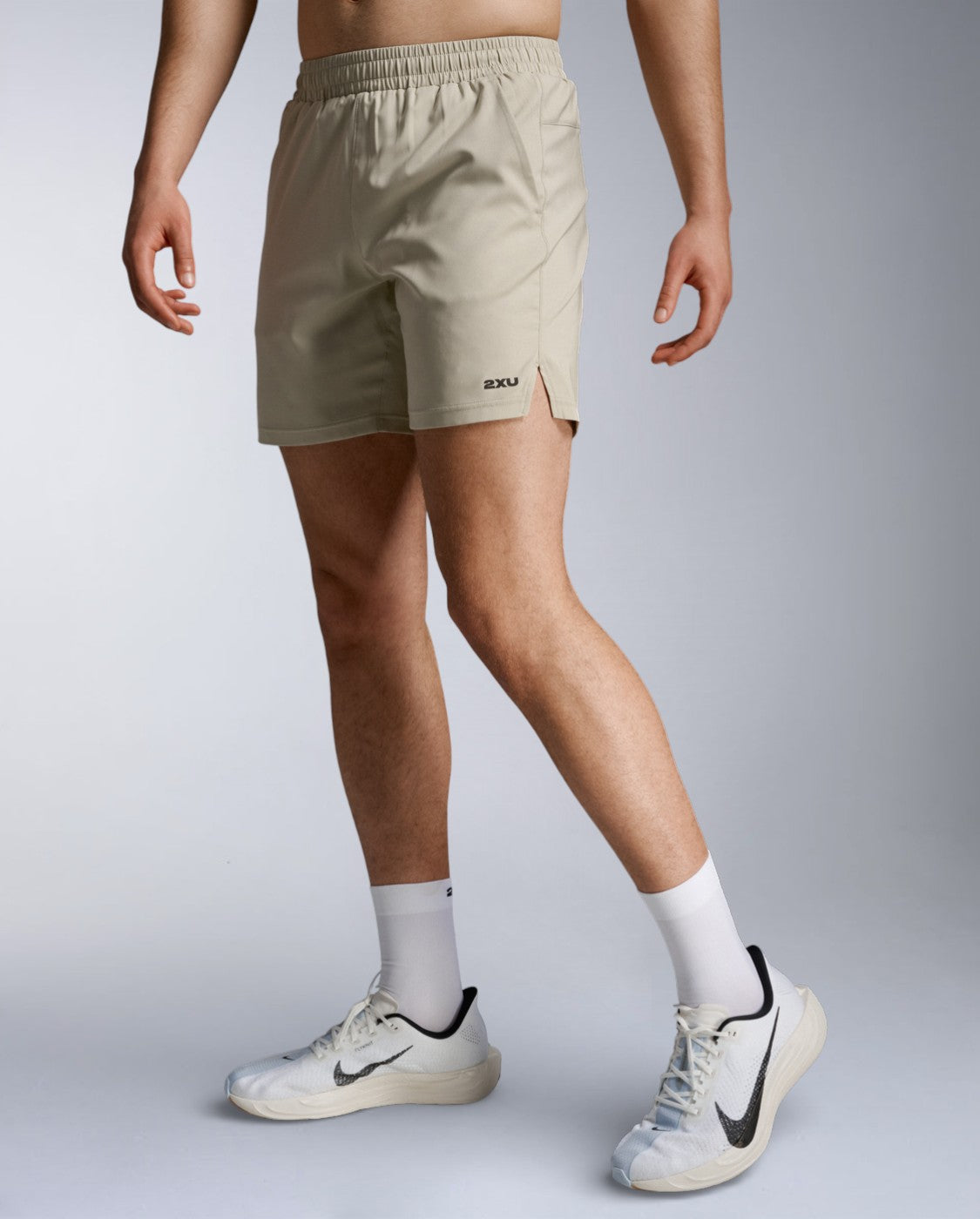 2xu-aero-7-inch-shorts-da-running-uomo-beige image 2