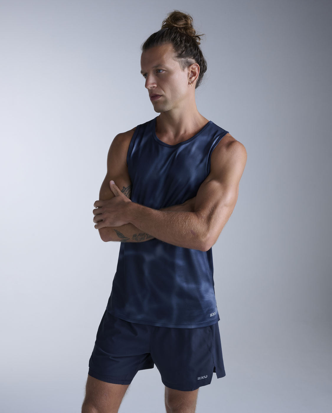 2xu-aero-tank-canotta-running-uomo-slim-blu-navy image 1