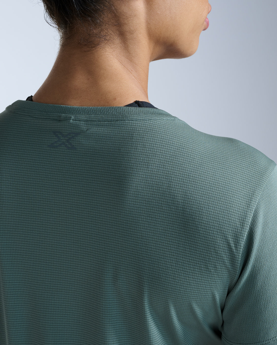 2xu-aero-tee-donna-t-shirt-running-verde-salvia-slim image 4