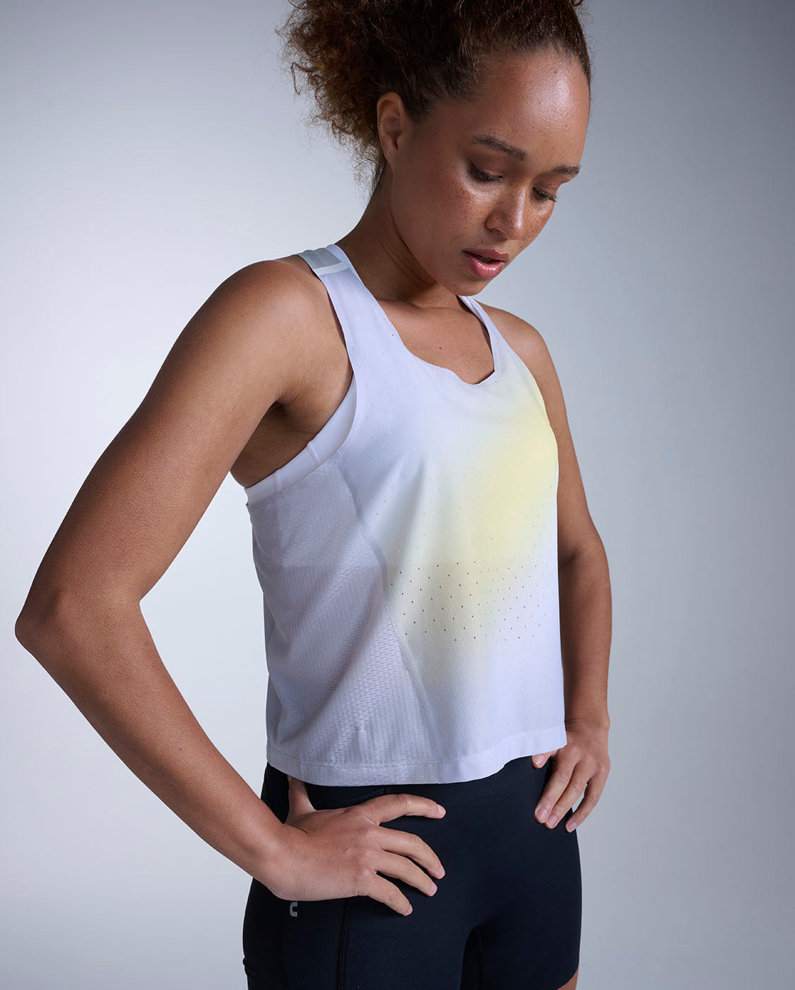 2xu-light-speed-react-crop-singlet-top-running-donna-slim image 2