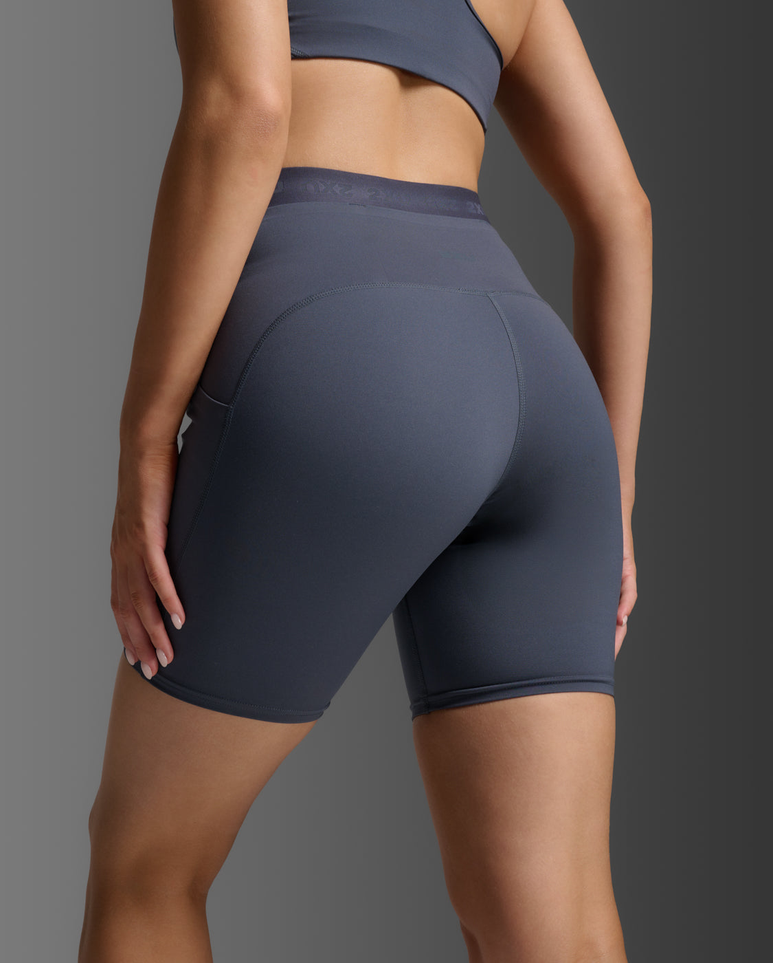 2xu-form-stash-hi-rise-short-a-compressione-6-con-tasche image 1
