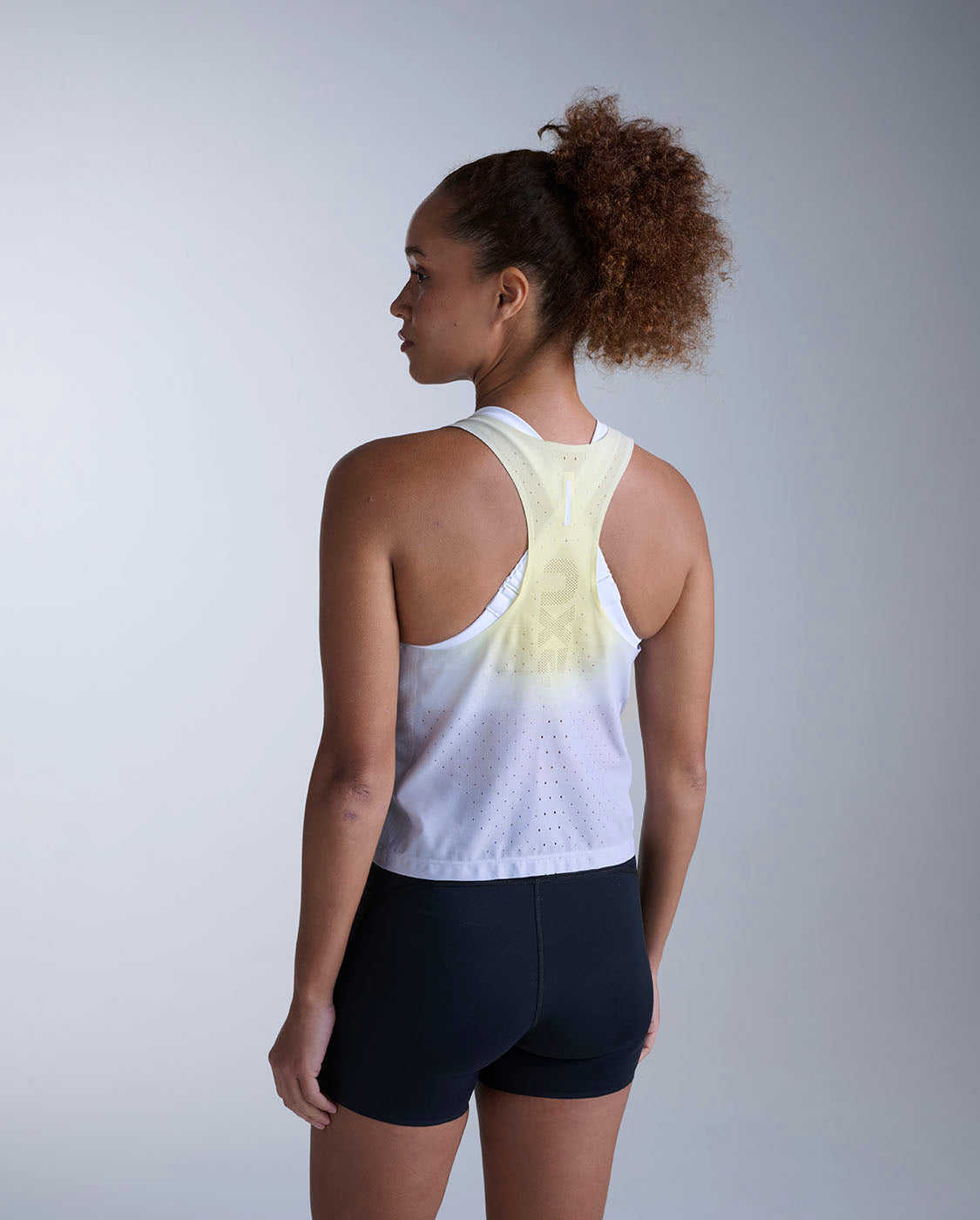 2xu-light-speed-react-crop-singlet-top-running-donna-slim image 3