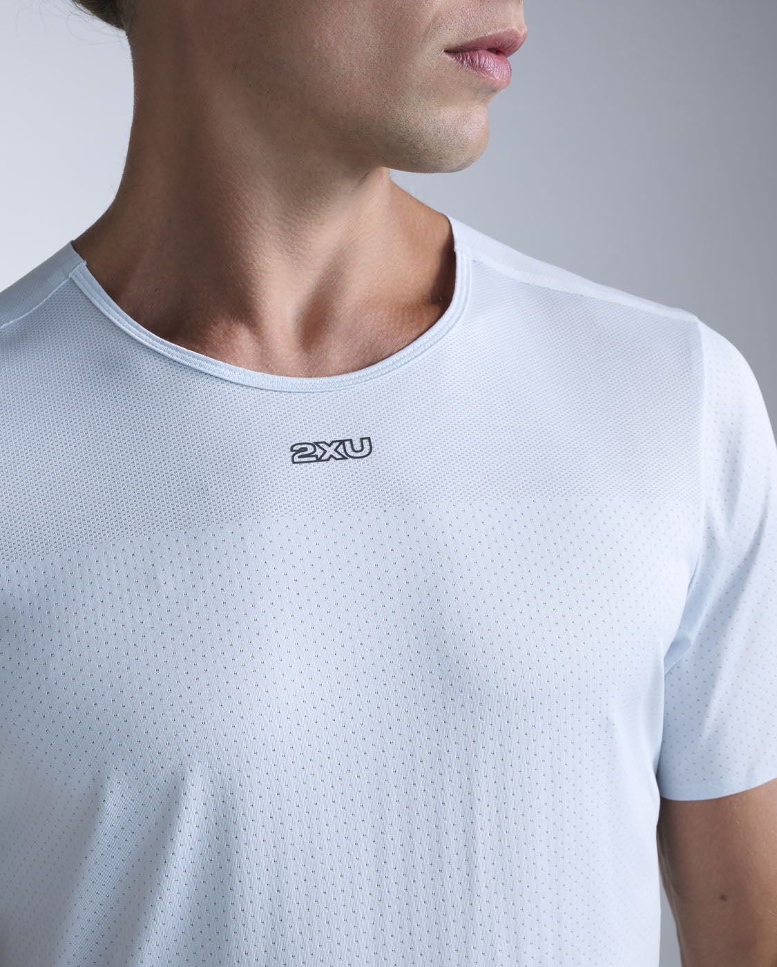 2xu-light-speed-tech-tee-t-shirt-running-azzurro-chiaro image 3