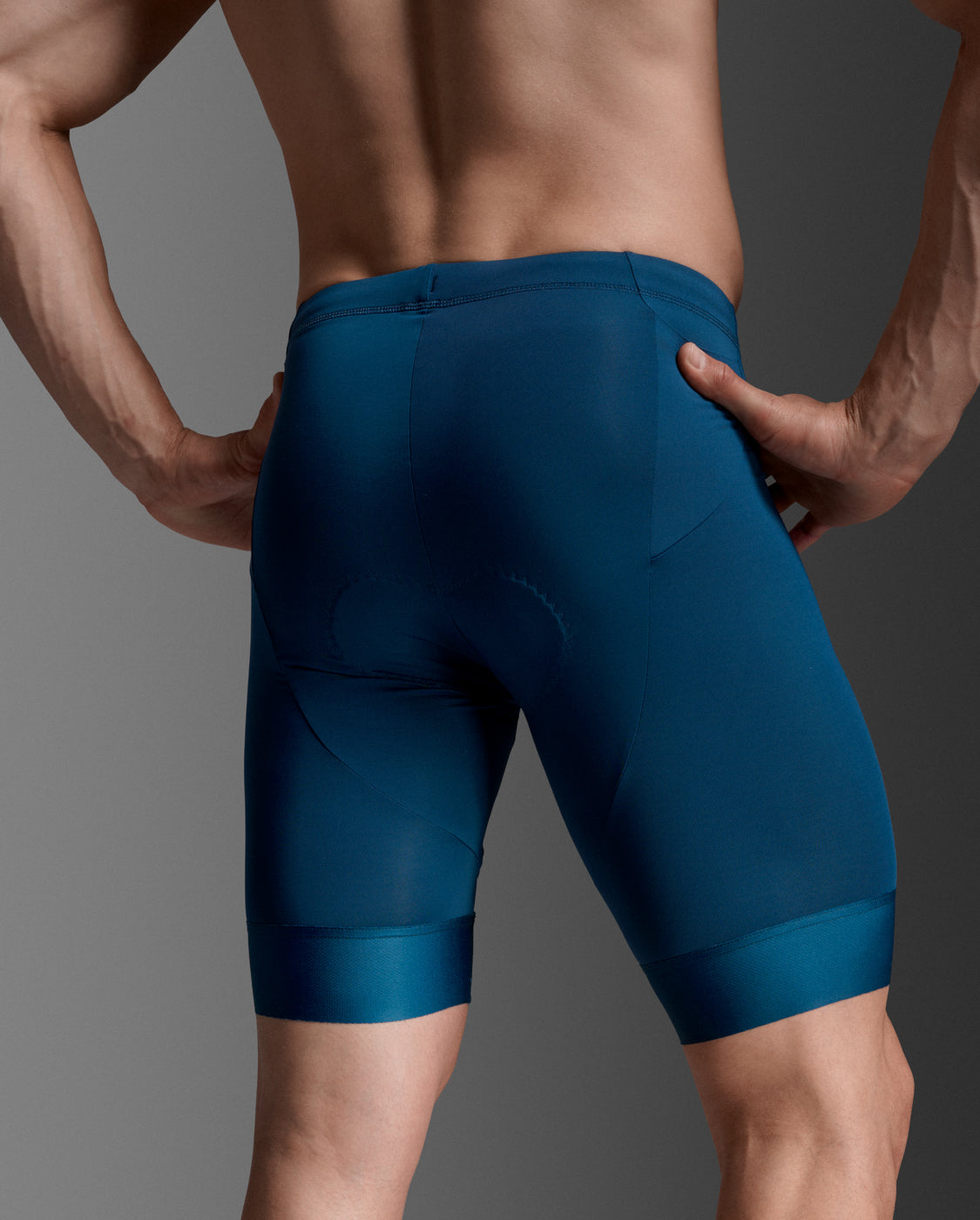 2xu-aero-tri-9-inch-shorts-triathlon-blu-bianco image 3