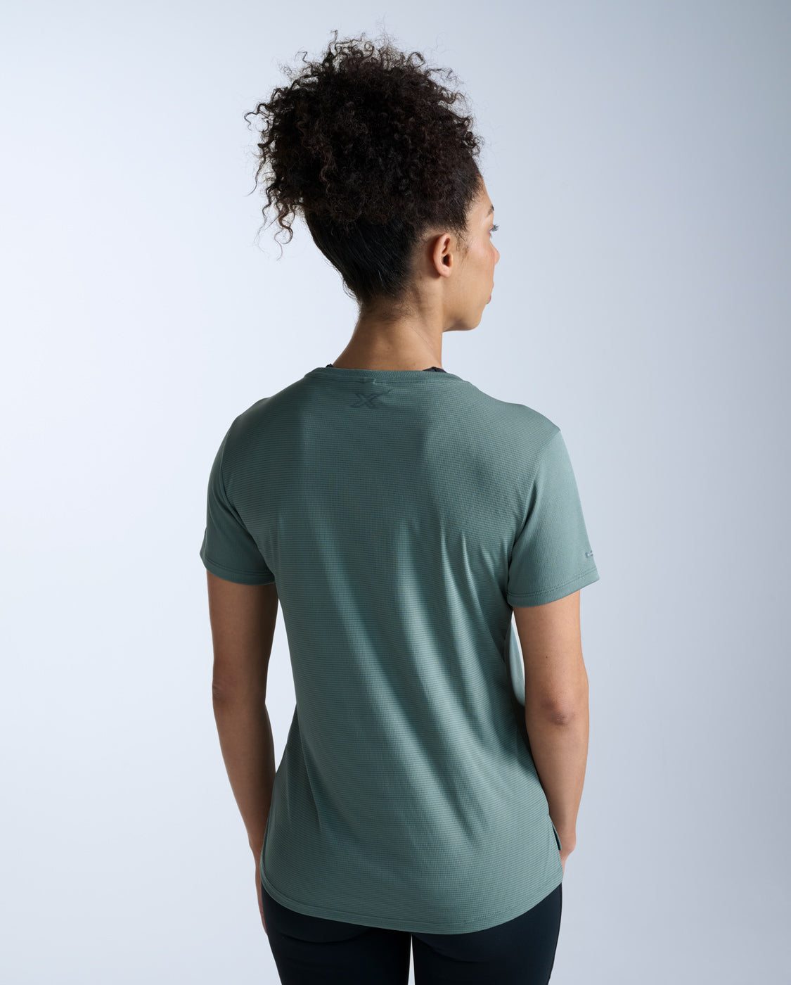 2xu-aero-tee-donna-t-shirt-running-verde-salvia-slim image 5