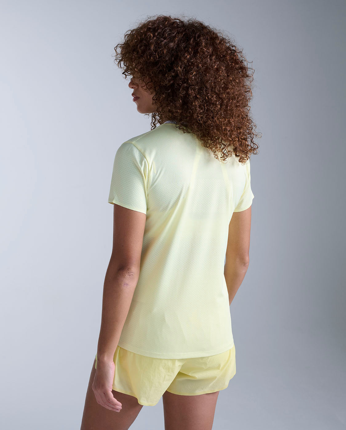 2xu-light-speed-tech-tee-maglia-running-gialla image 2