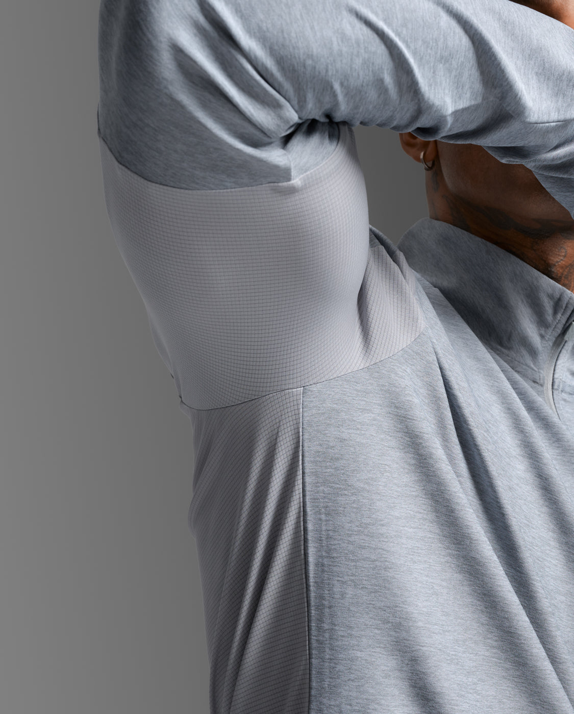 2xu-aero-1-2-zip-running-unisex-grigio image 5