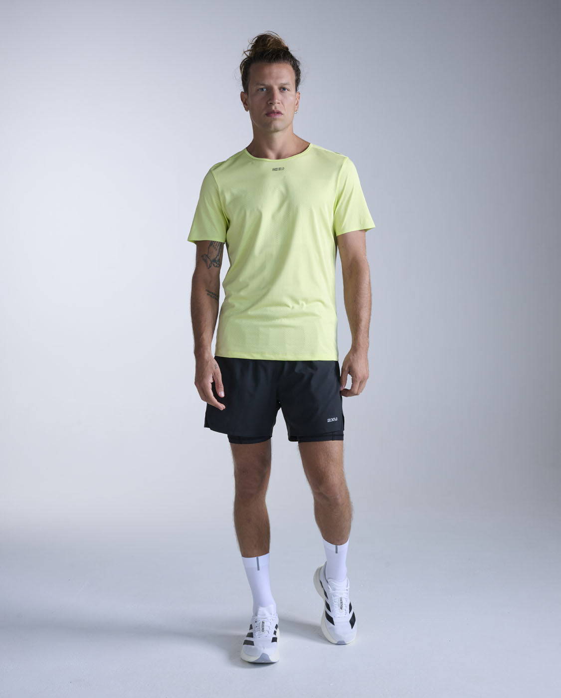 2xu-light-speed-tech-tee-maglietta-running-uomo-gialla-slim image 1