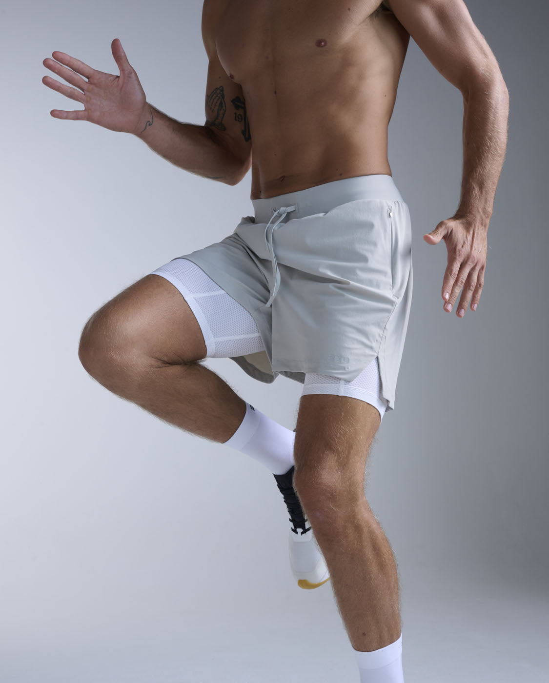 2xu-flex-2-in-1-5-inch-shorts-pantaloncini-training-uomo-grigio image 3