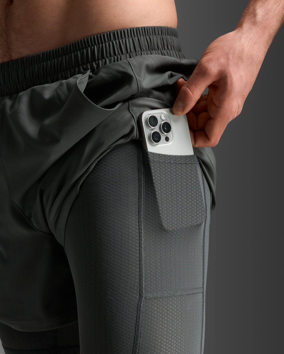 2xu-aero-mesh-2-in-1-5-inch-short-grigio-slim image 7