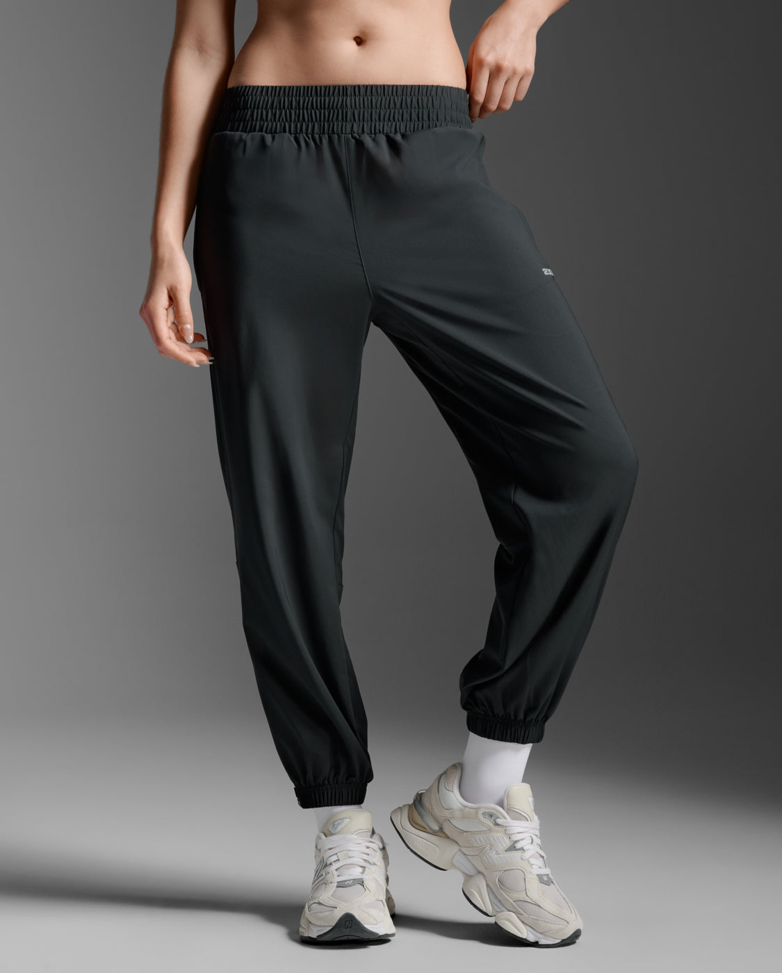 2xu-aero-woven-jogger-pantaloni-running-unisex-neri image 5