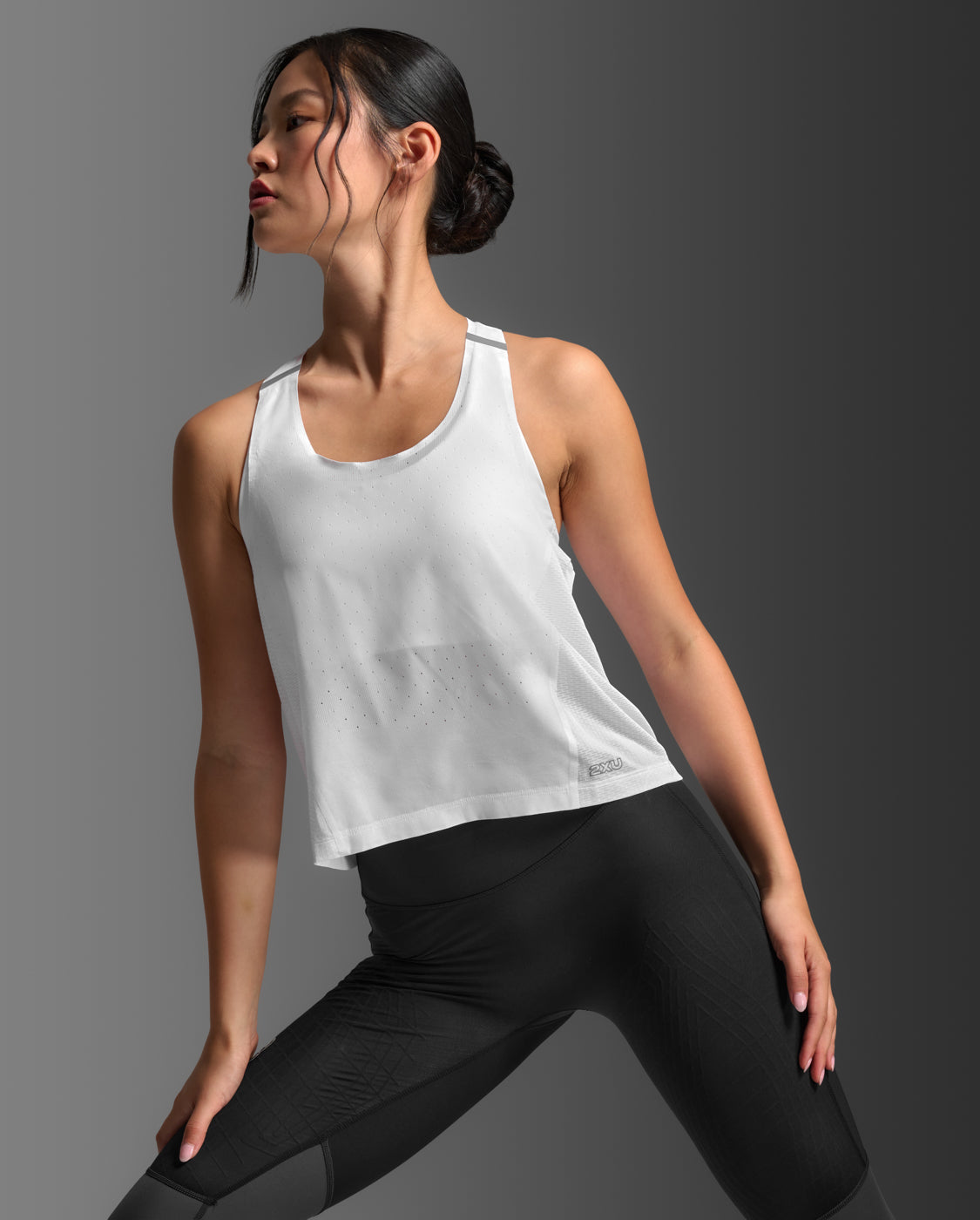 2xu-light-speed-react-crop-singlet-top-running-donna image 5