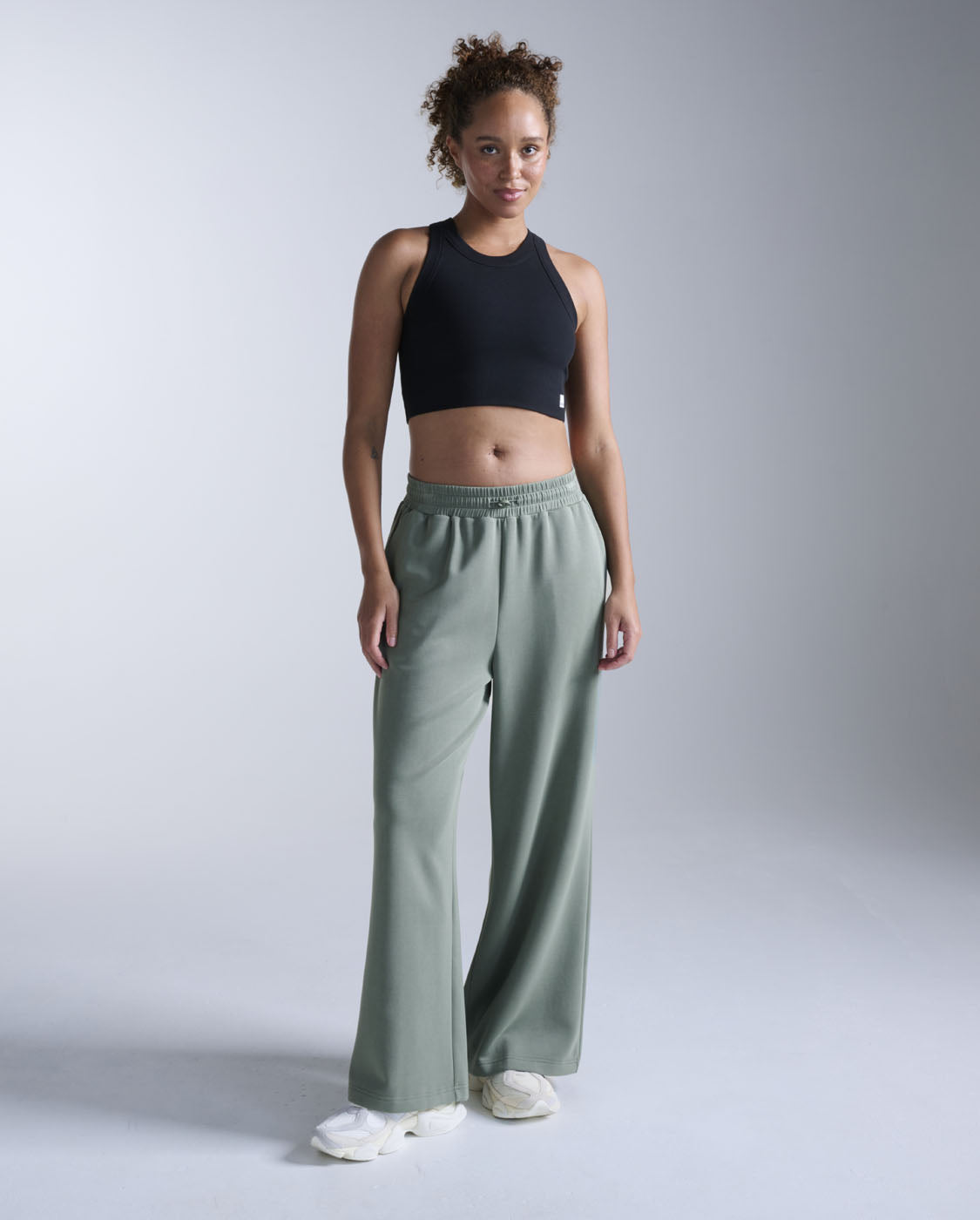 2xu-fluid-tencel-ribbed-crop-tank-canotta-crop-nero-training image 5