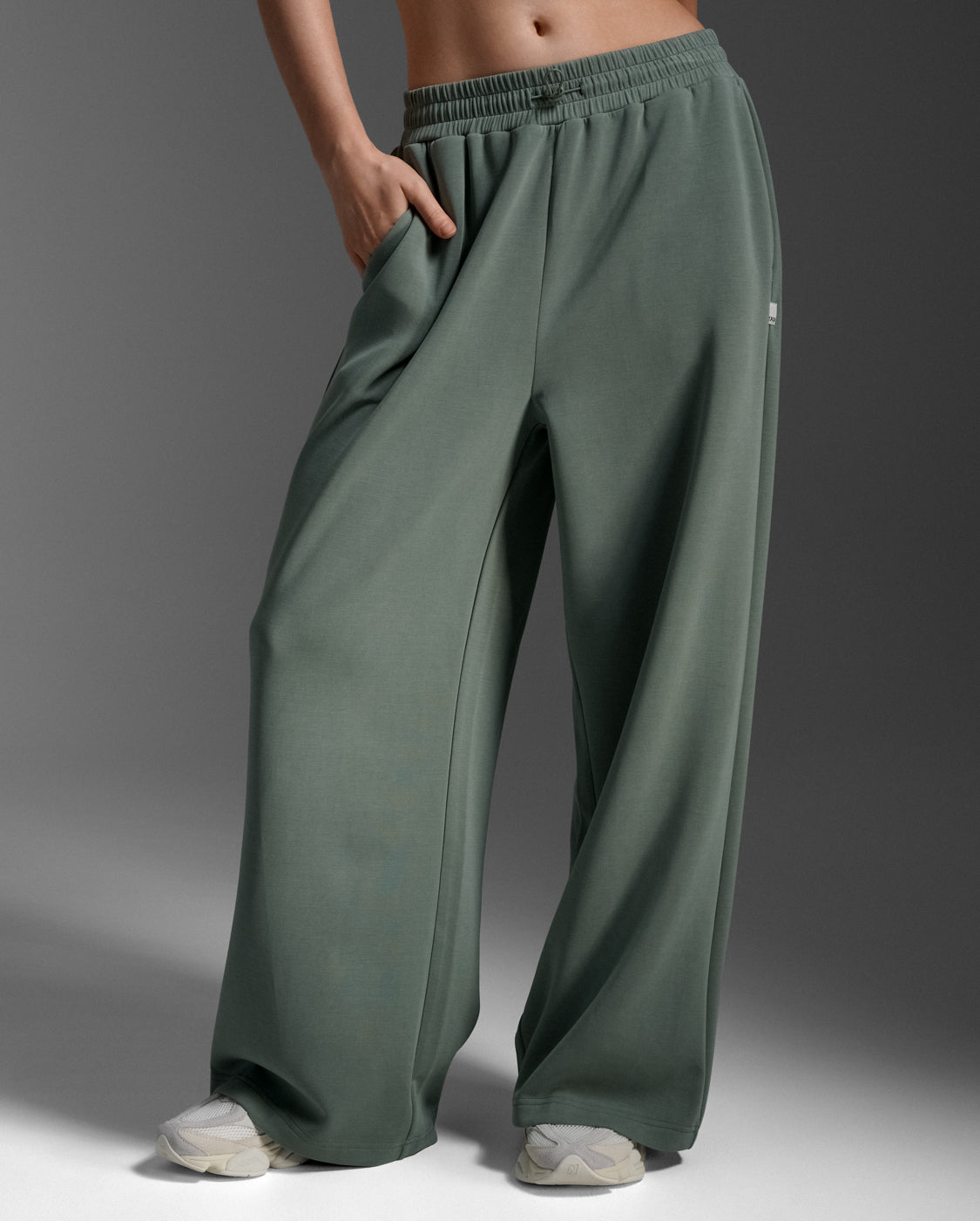 2xu-wonderluxe-sand-washed-wide-leg-pants-verde image 1