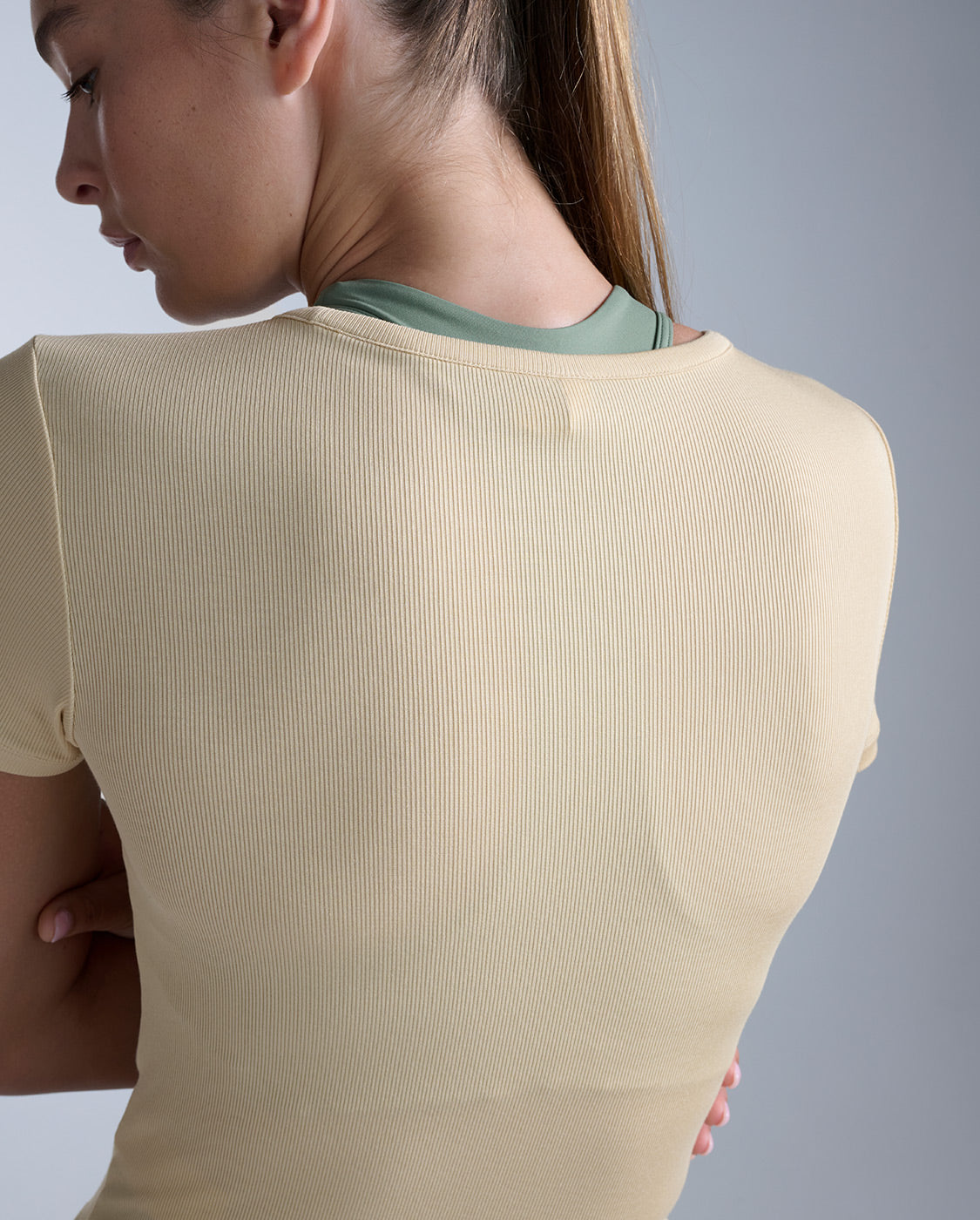 2xu-form-fluid-modal-ribbed-crop-tee-beige-t-shirt-crop-allenamento image 4