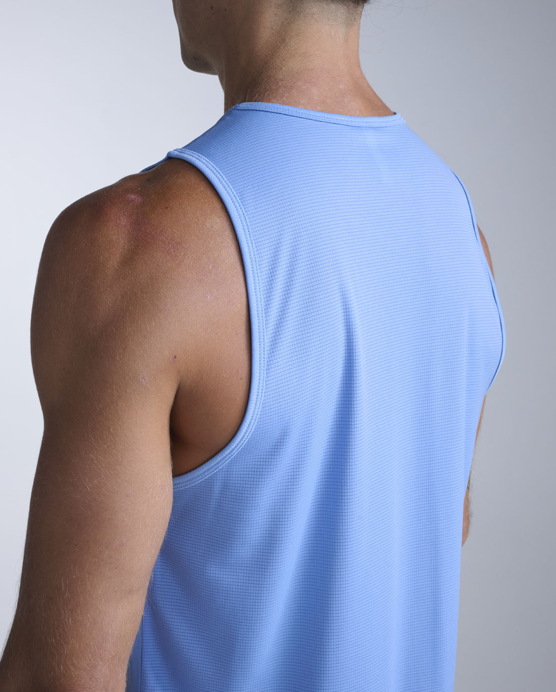 2xu-aero-tank-canotta-running-uomo-slim-blu image 2