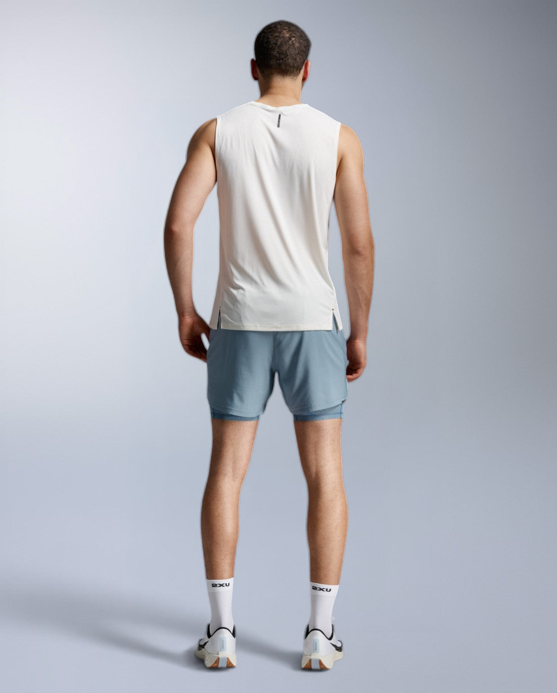 2xu-aero-trail-tank-uomo-beige-canotta-trail-leggera-upf-50 image 8