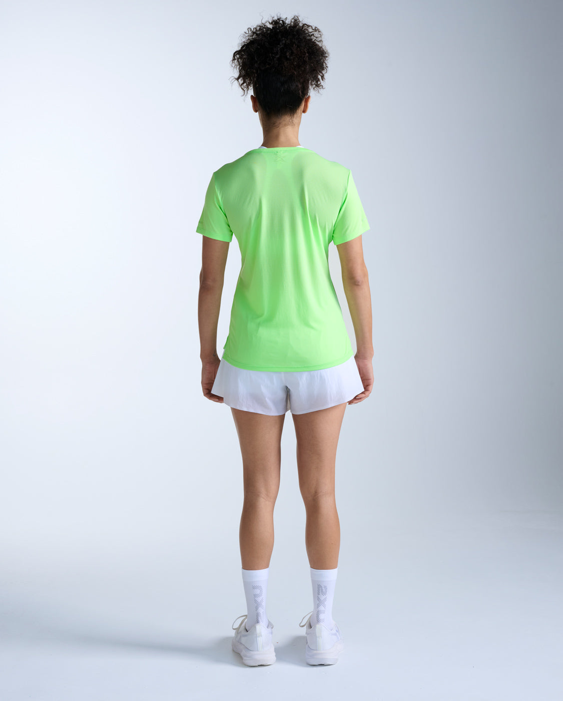 2xu-aero-tee-t-shirt-running-donna-slim-fit-verde image 7
