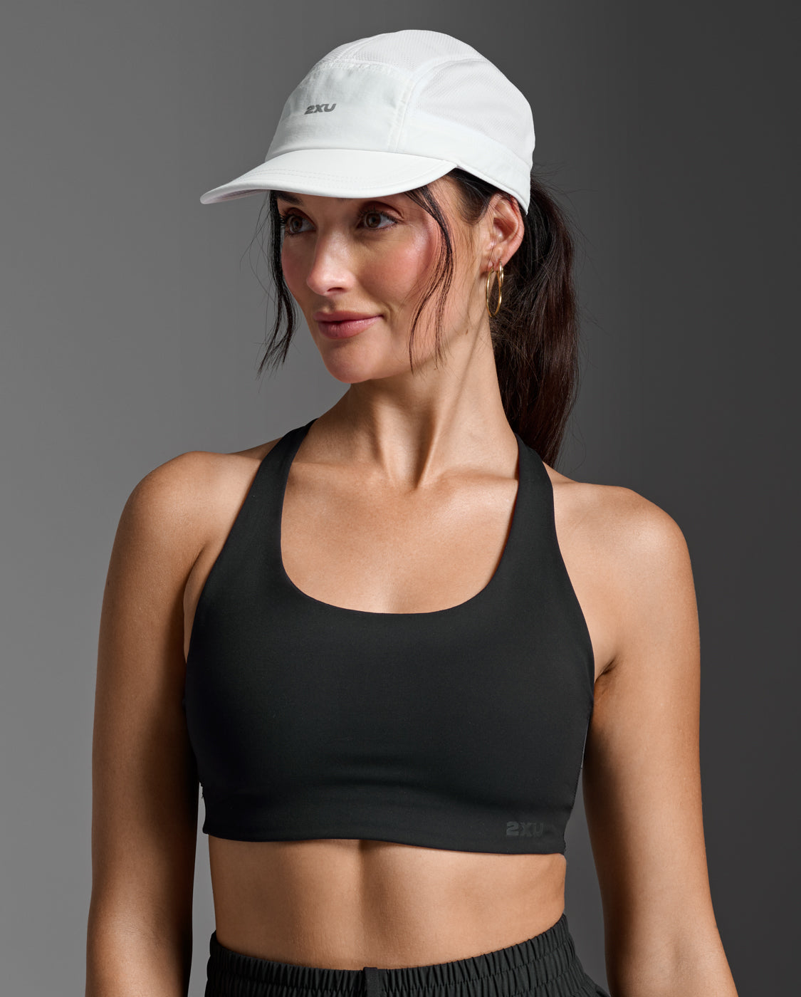 2xu-light-speed-small-cap-da-running-bianca image 3