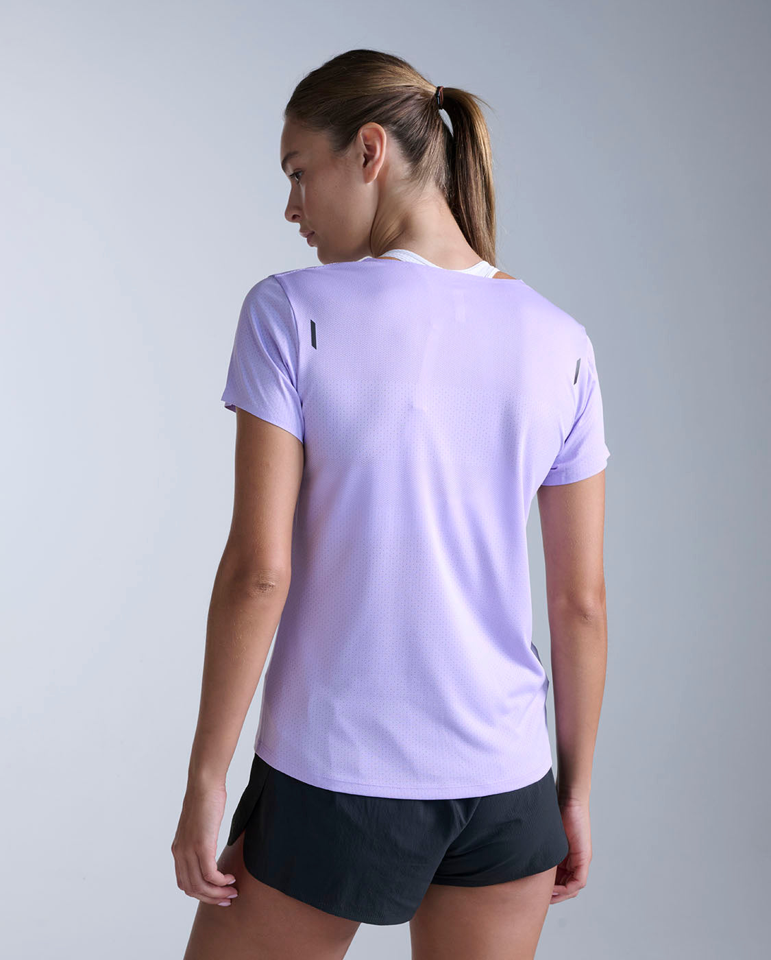 2xu-light-speed-tech-tee-running-viola image 2