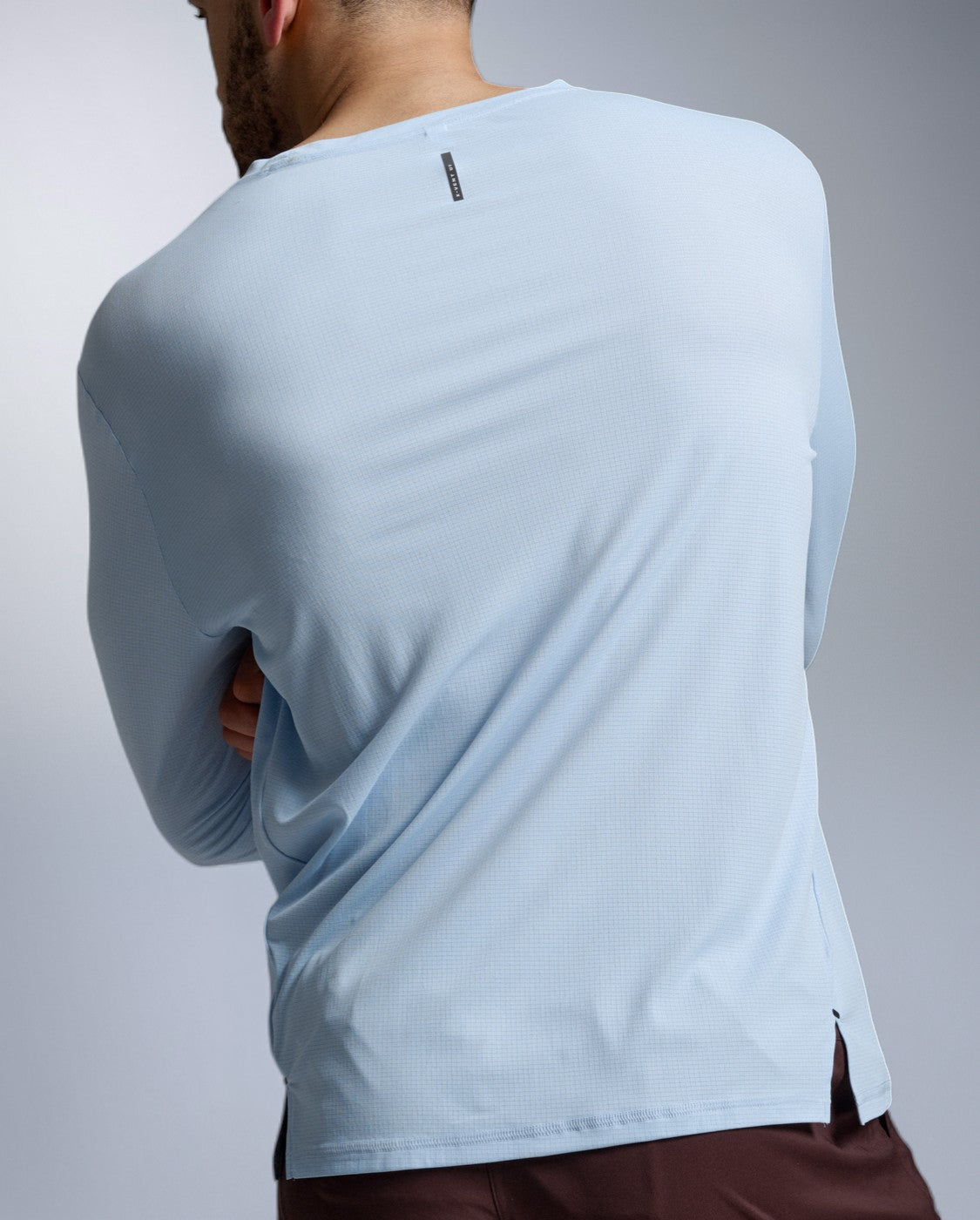 2xu-aero-trail-long-sleeve-uomo-maglia-trail-running-manica-lunga-blu image 2