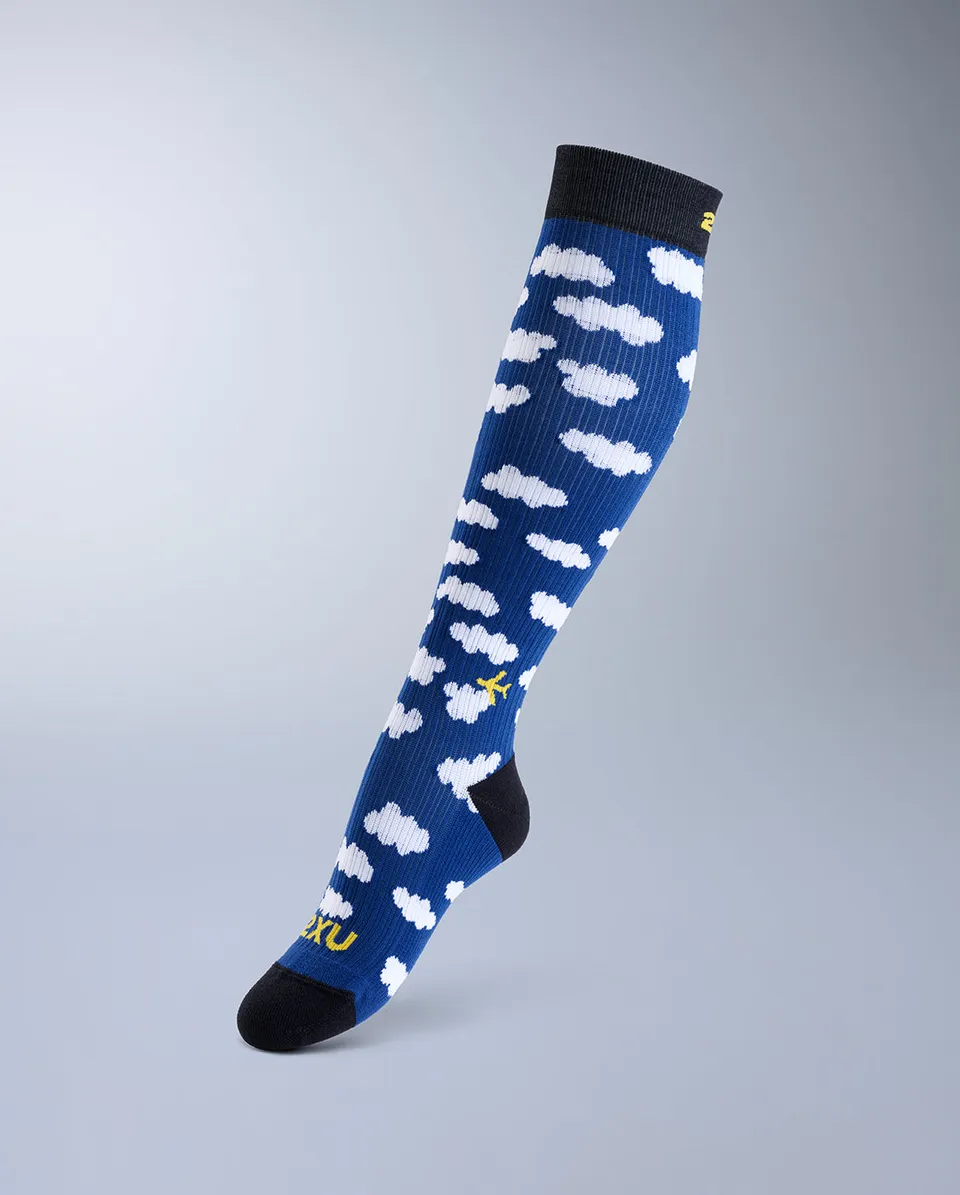 2xu-flight-bamboo-charcoal-compression-socks-blu-bianco-calze-compressione-viagg image 1