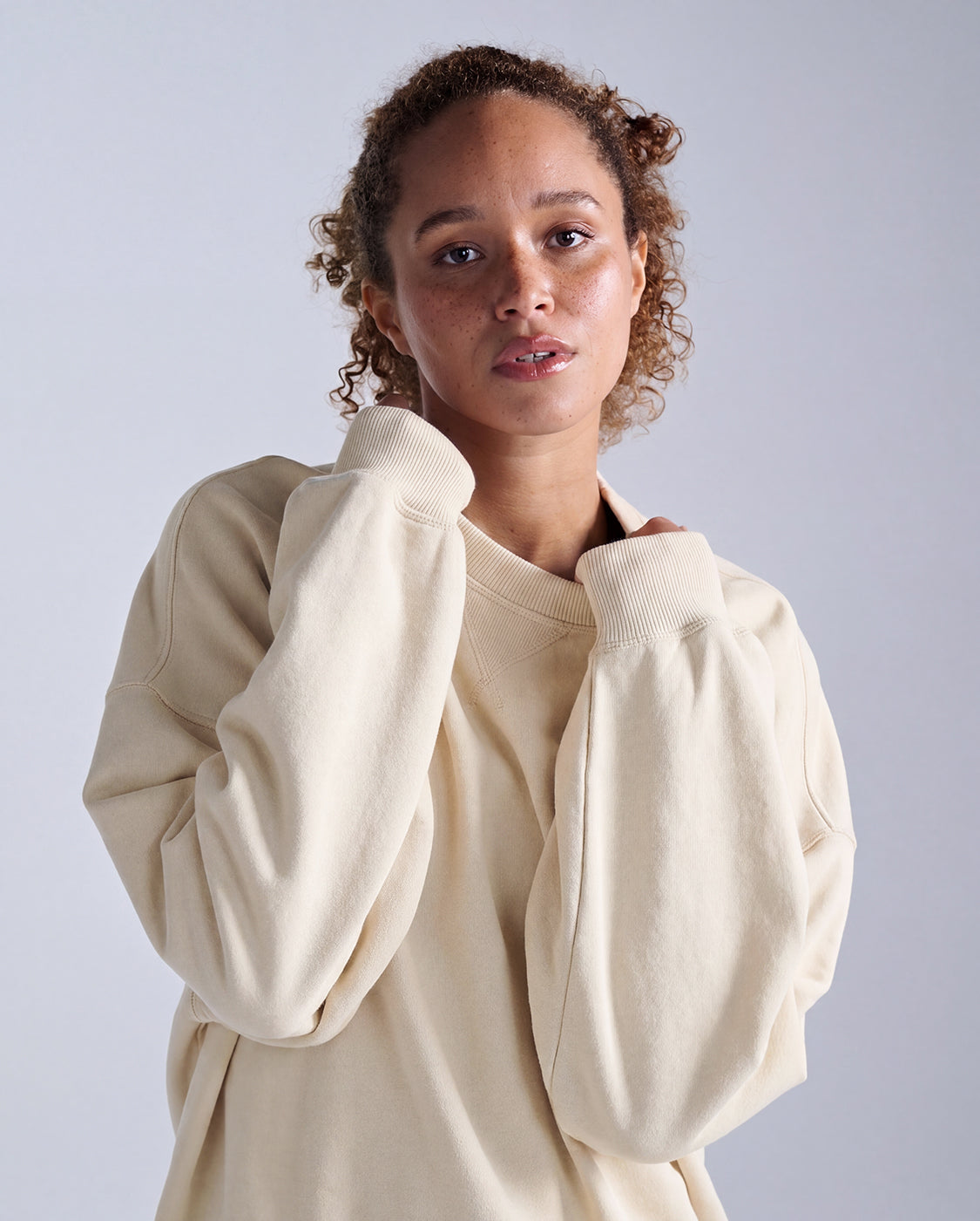 2xu-ez-felpa-girocollo-oversize-in-cotone-organico-uomo-beige image 6