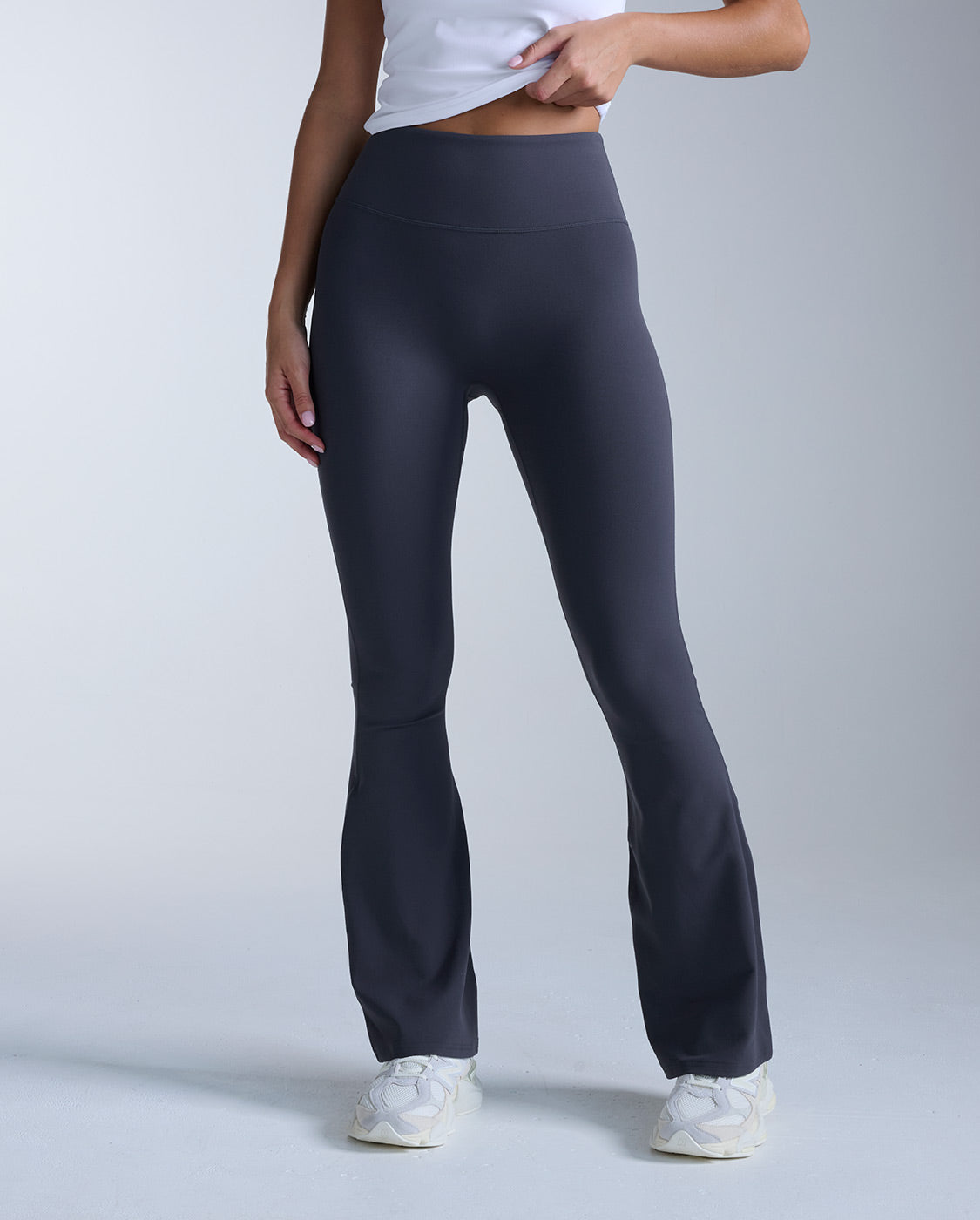 2xu-fluid-hi-rise-flare-pants-pantalone-flare-vita-alta image 1