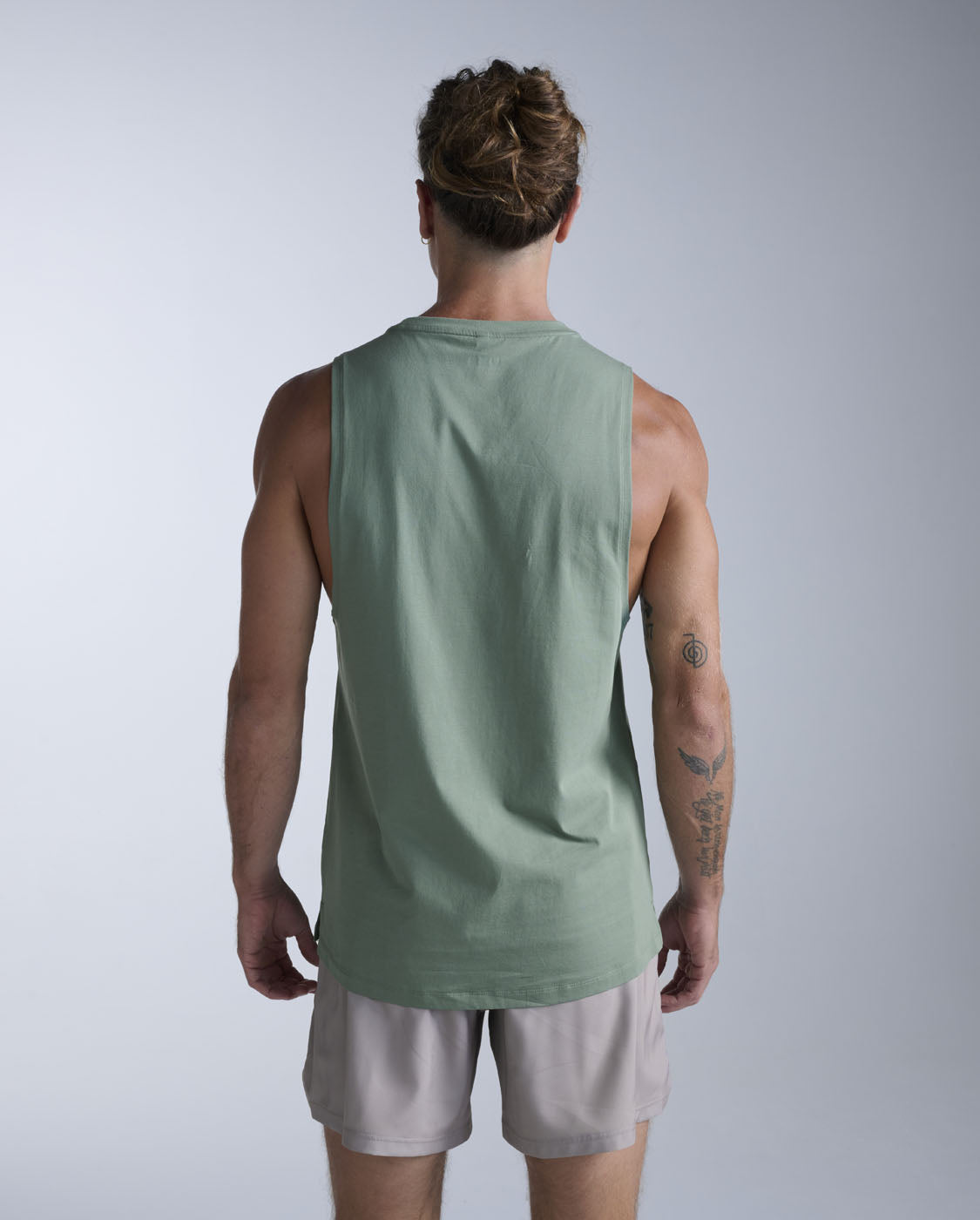 2xu-motion-cotton-flex-tank-uomo-canotta-training-verde image 2