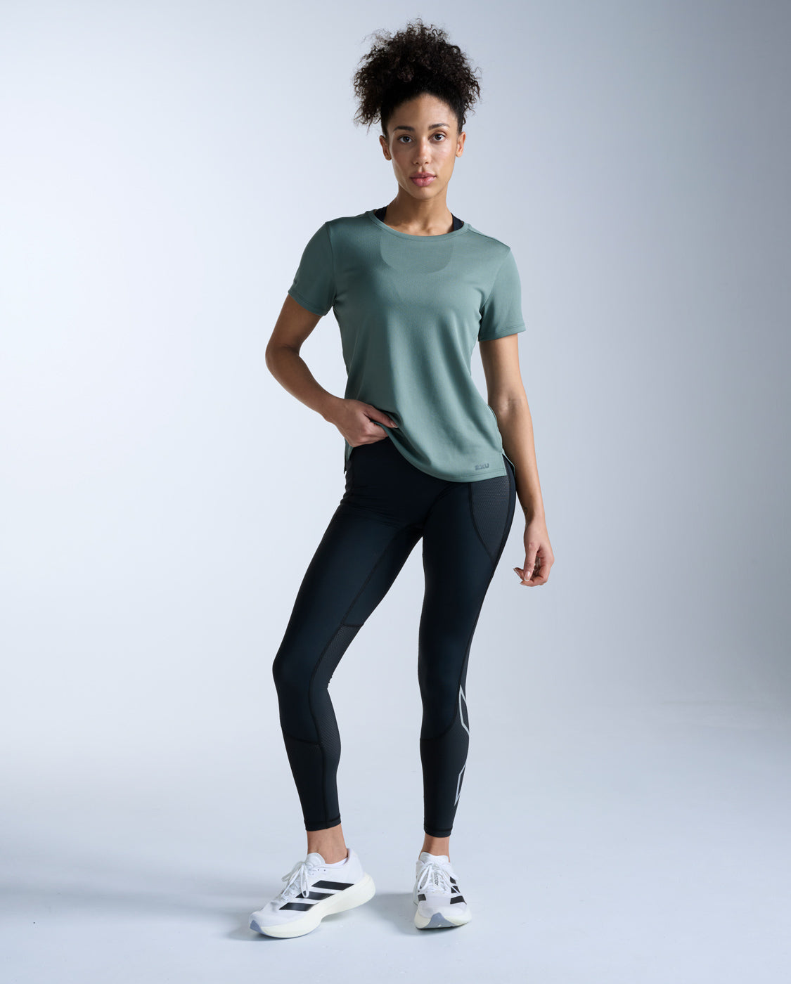 2xu-aero-tee-donna-t-shirt-running-verde-salvia-slim image 6