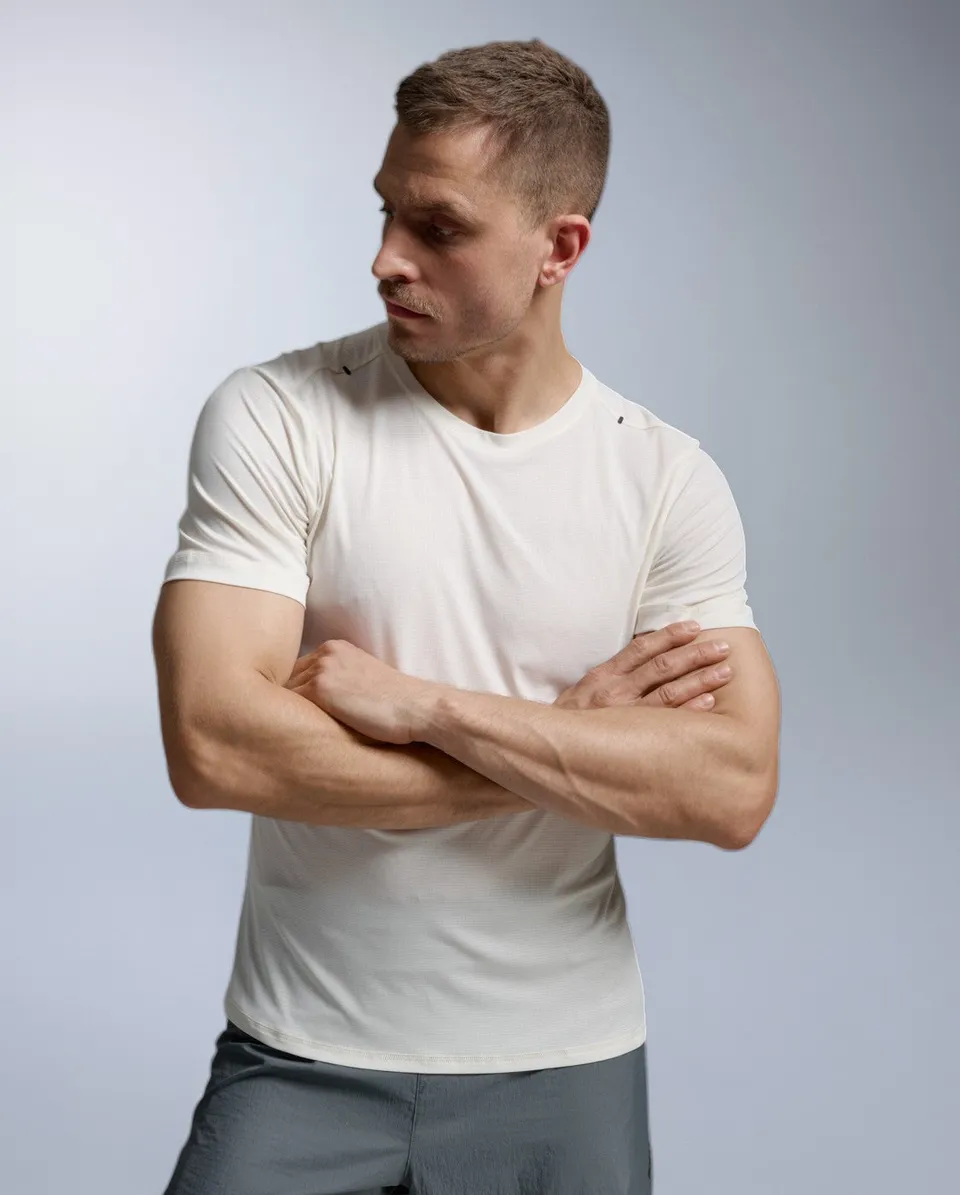 2xu-aero-trail-tee-maglia-trail-running-uomo-beige-upf-50 image 1