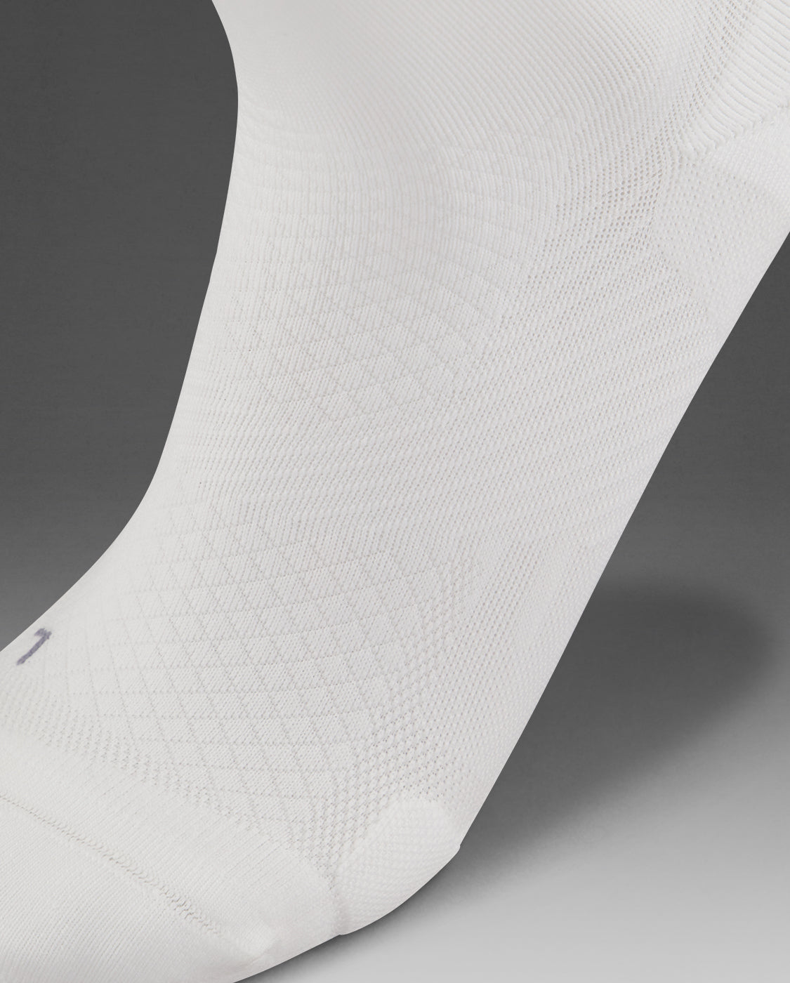 2xu-vectr-reflective-crew-socks-bianco-calze-running-riflettenti image 2