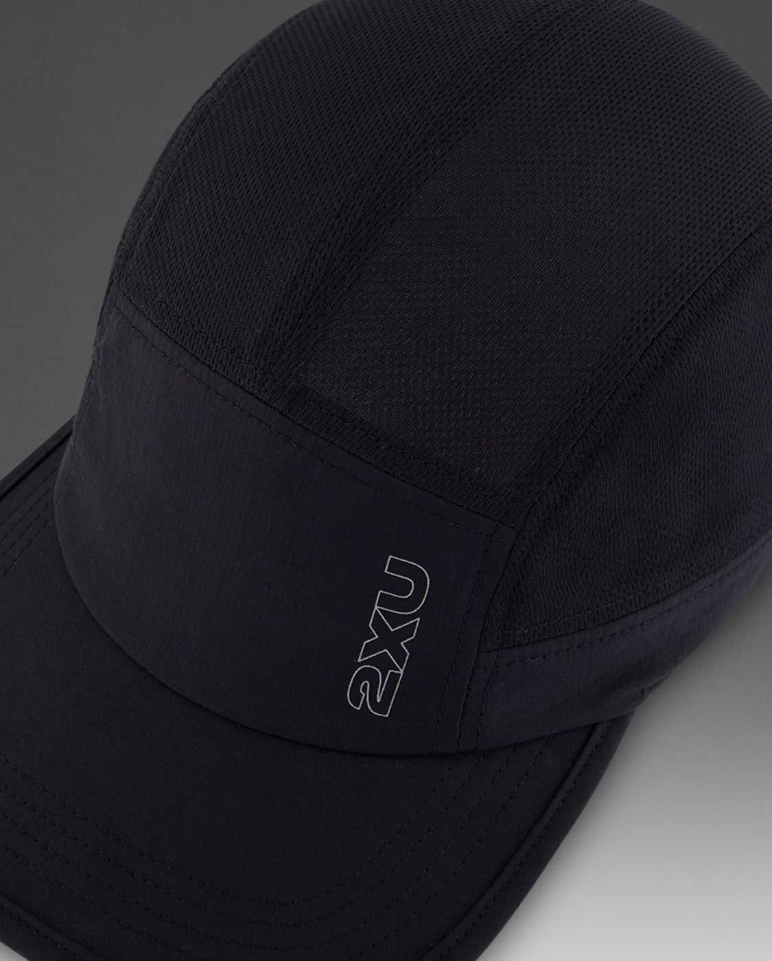 2xu-light-speed-cap-da-running-uomo-nero image 4