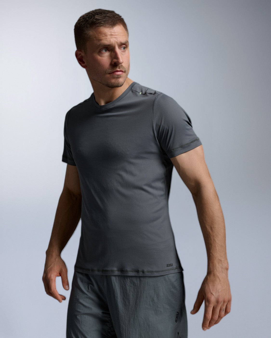 2xu-aero-trail-tee-maglia-trail-running-uomo-grigio image 2