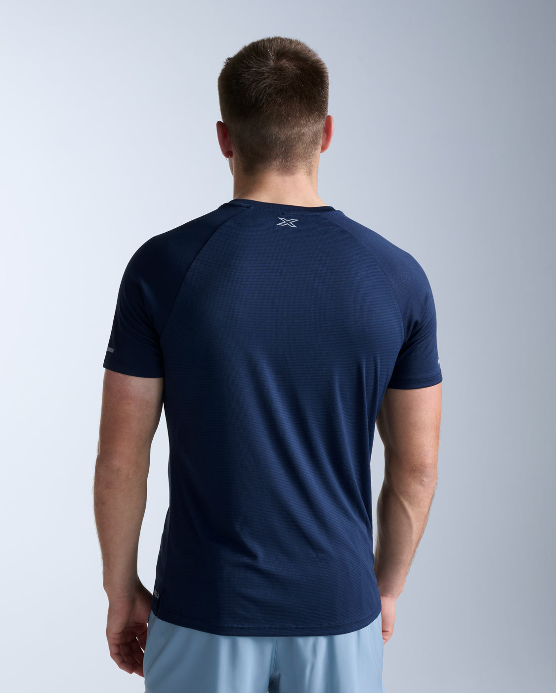 2xu-aero-tee-running-blu-navy-slim image 5