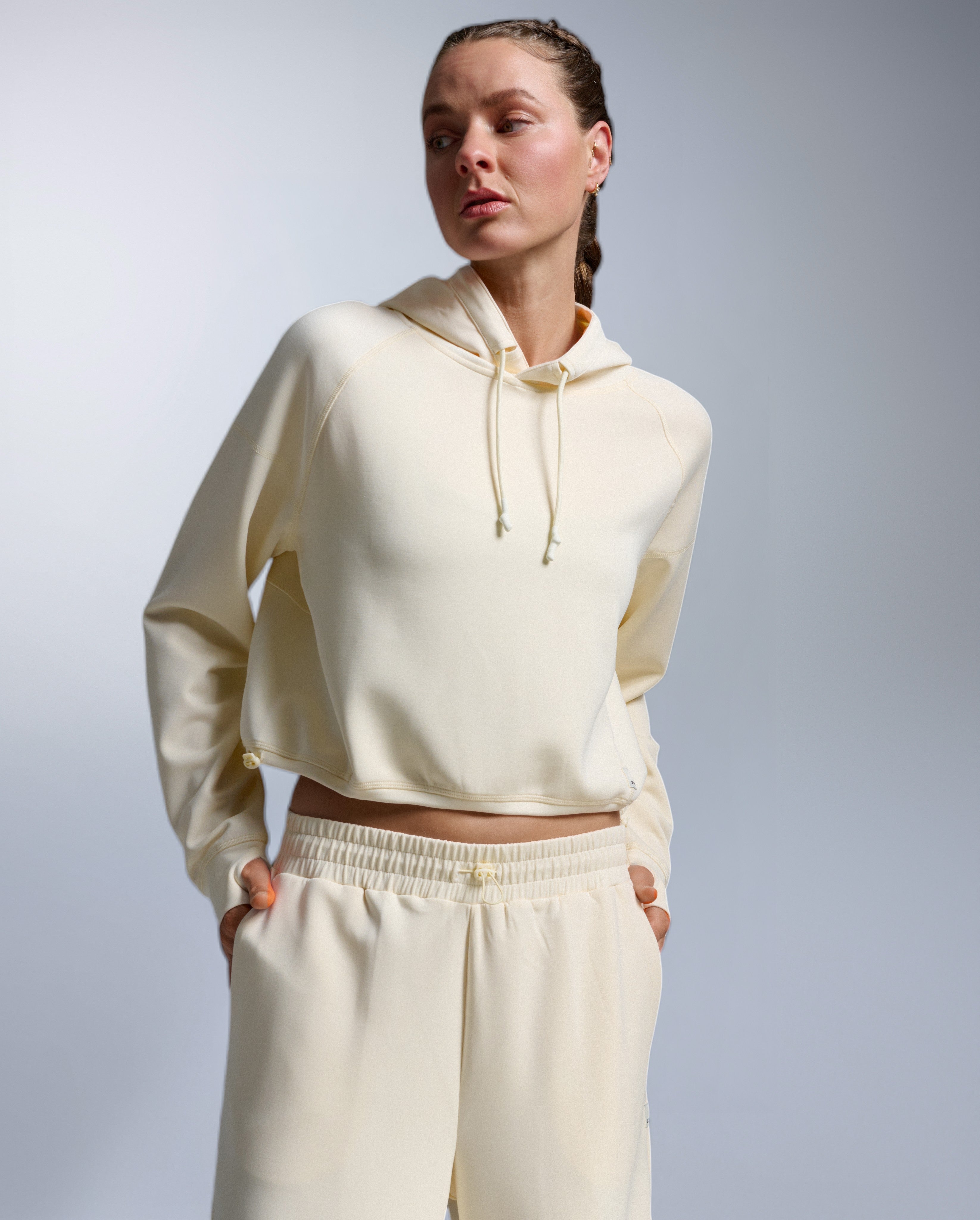 2xu-wonderluxe-sand-washed-cropped-hoodie-donna-beige image 2