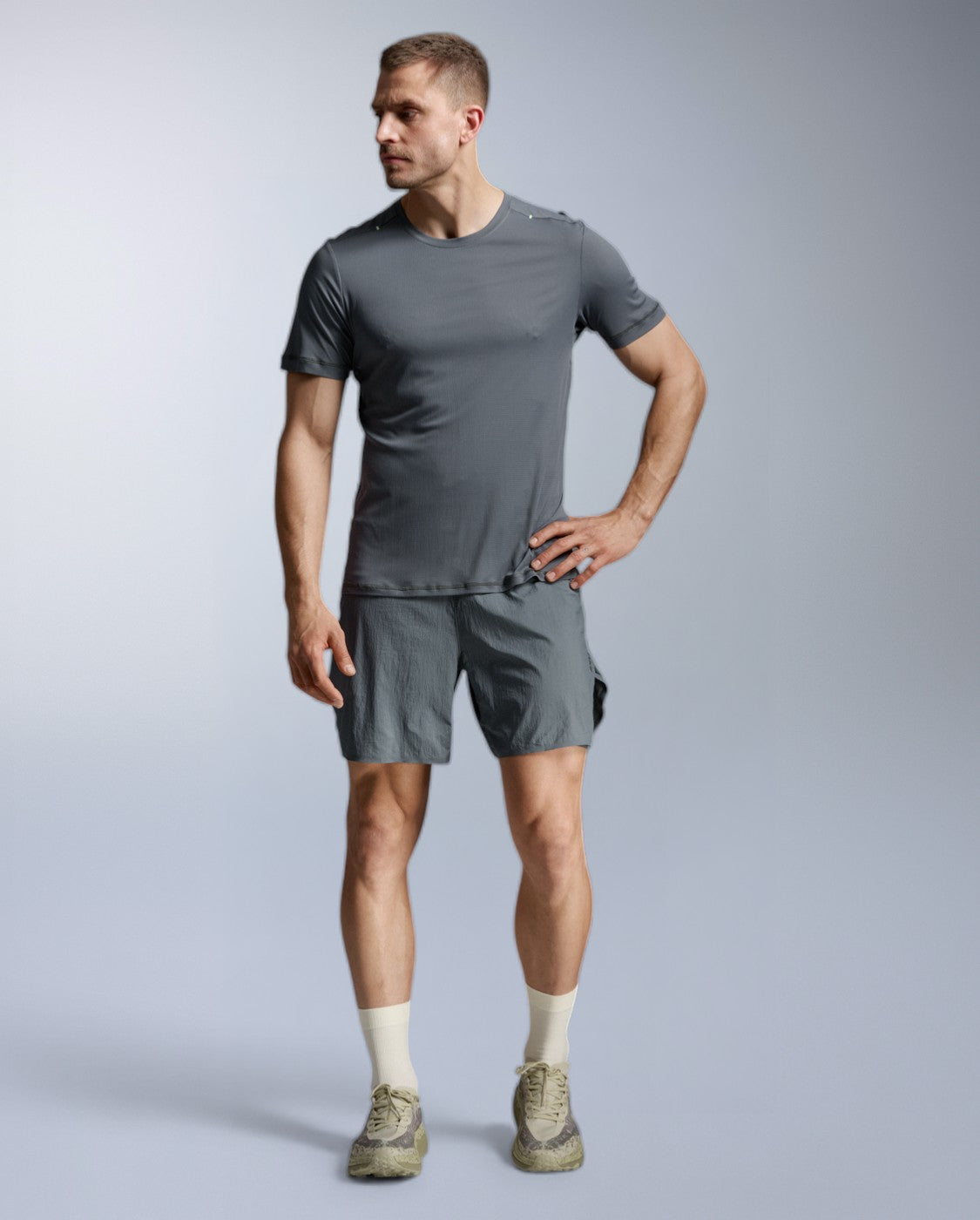 2xu-aero-trail-tee-maglia-trail-running-uomo-grigio image 3